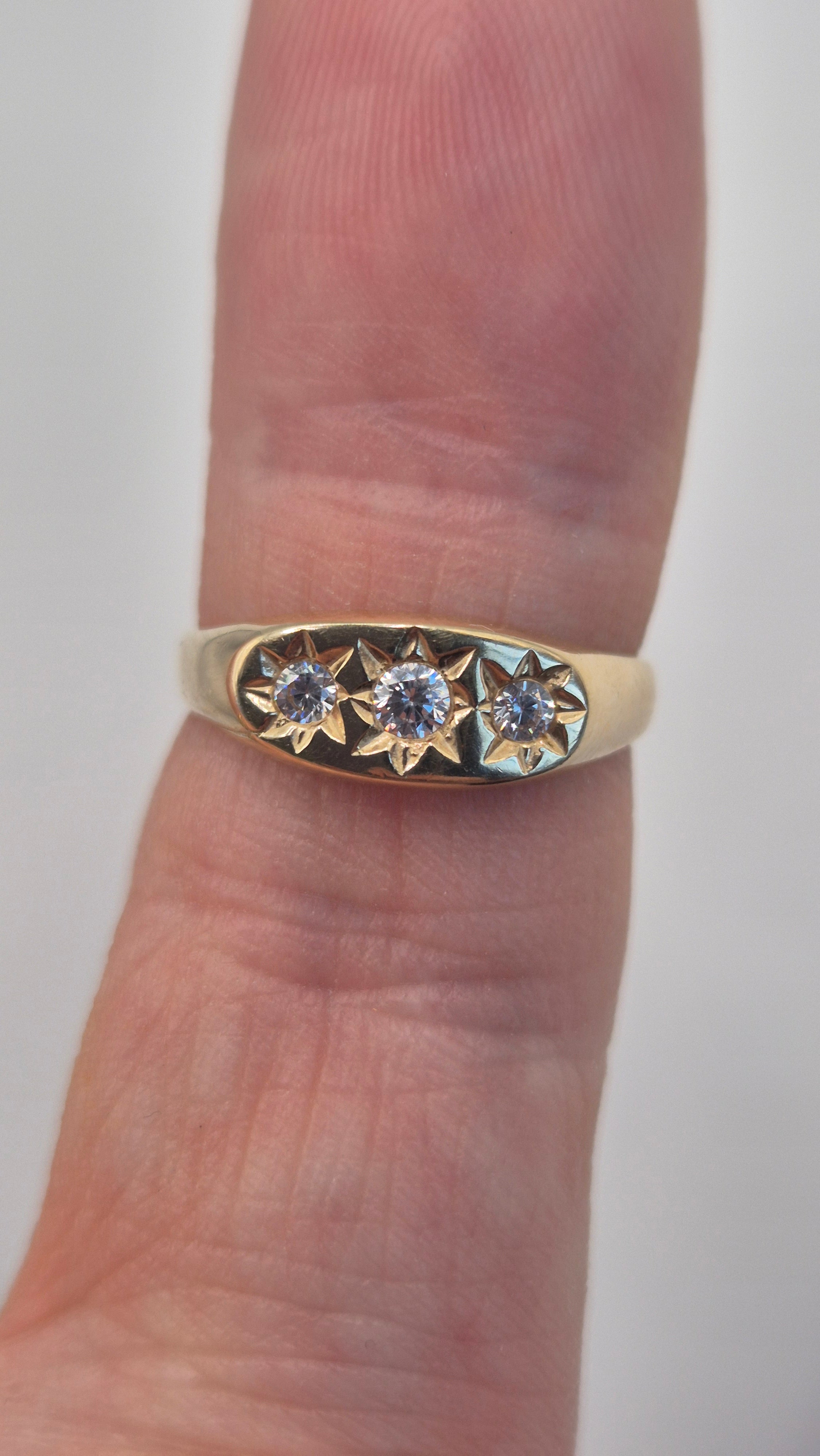 9ct gold cz star gypsy ring