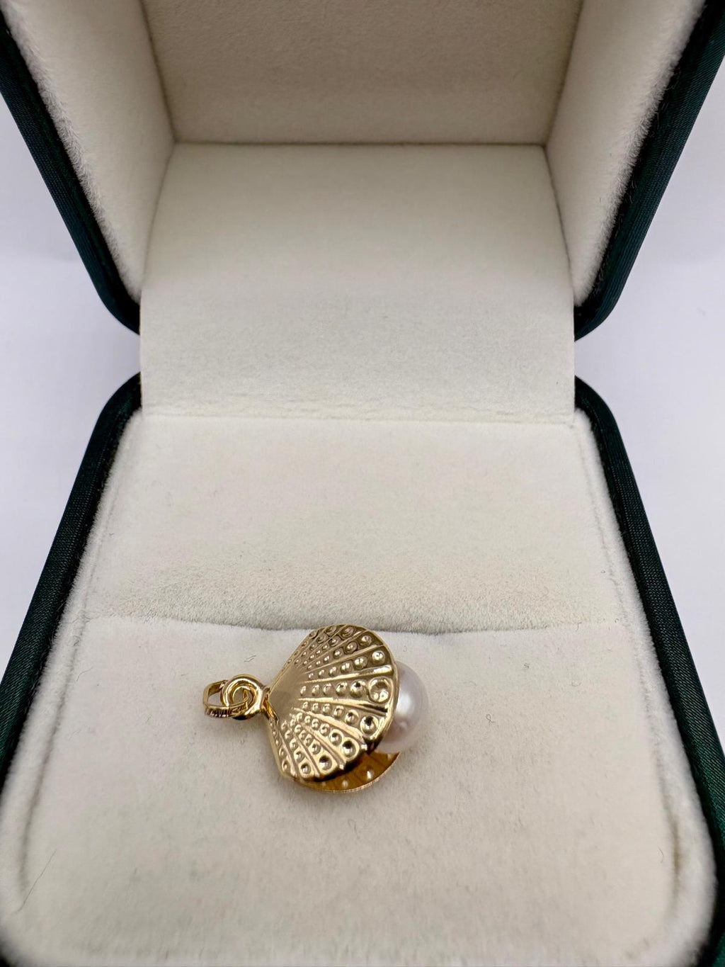 9ct gold oyster pearl charm