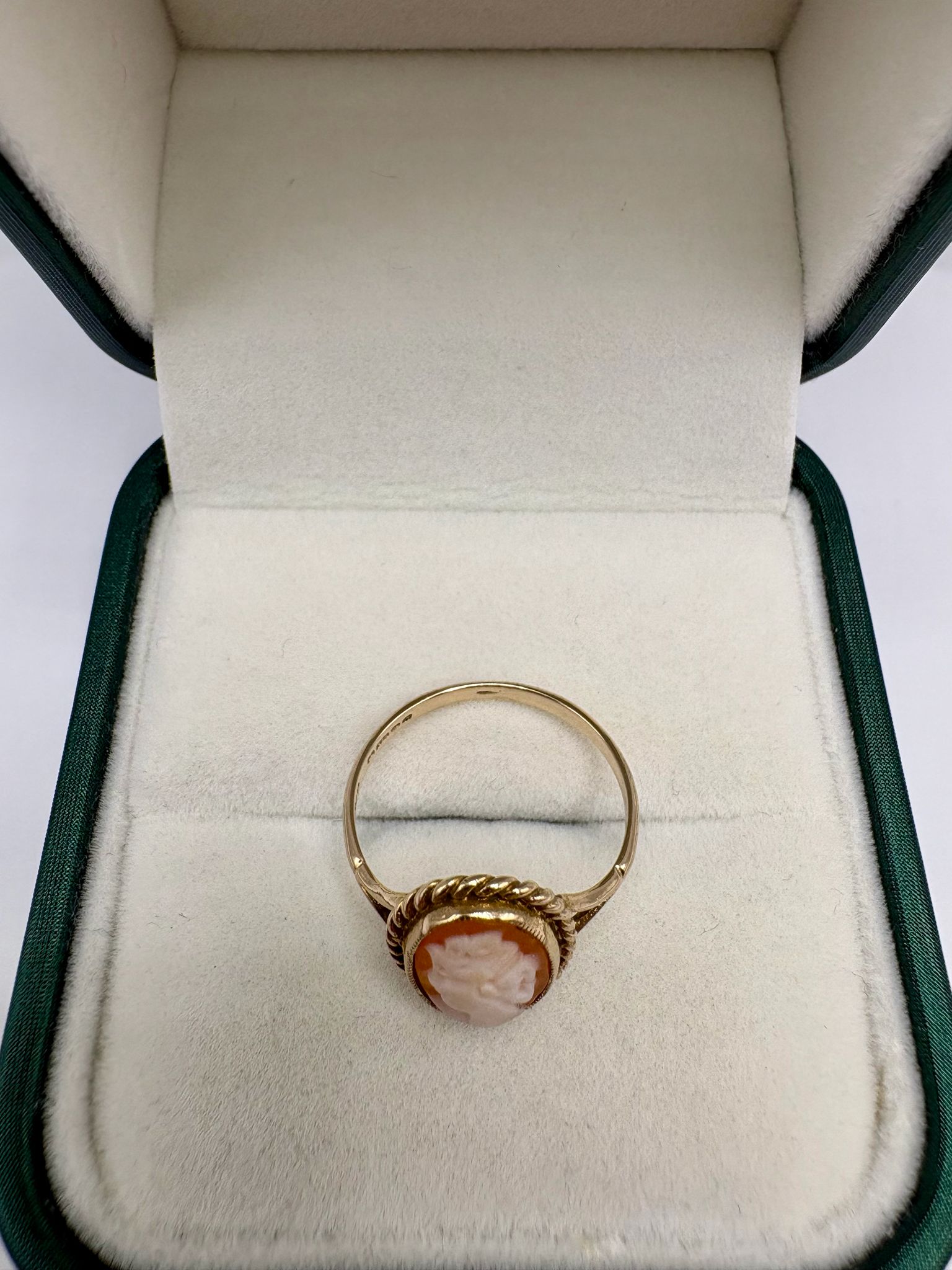 9ct gold cameo ring
