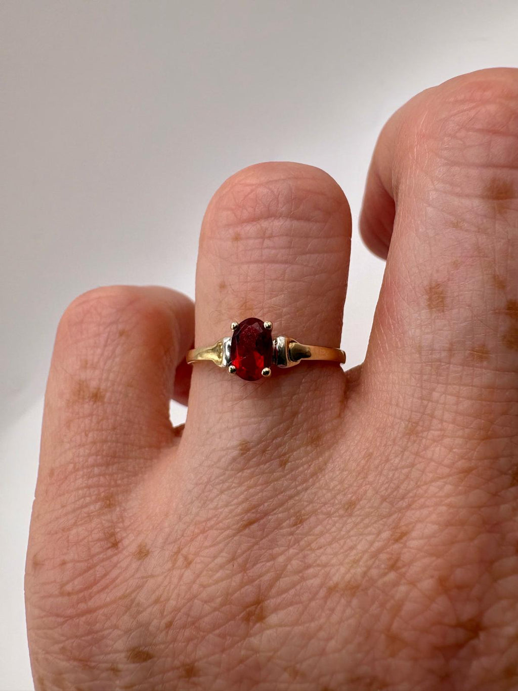 9ct gold garnet ring