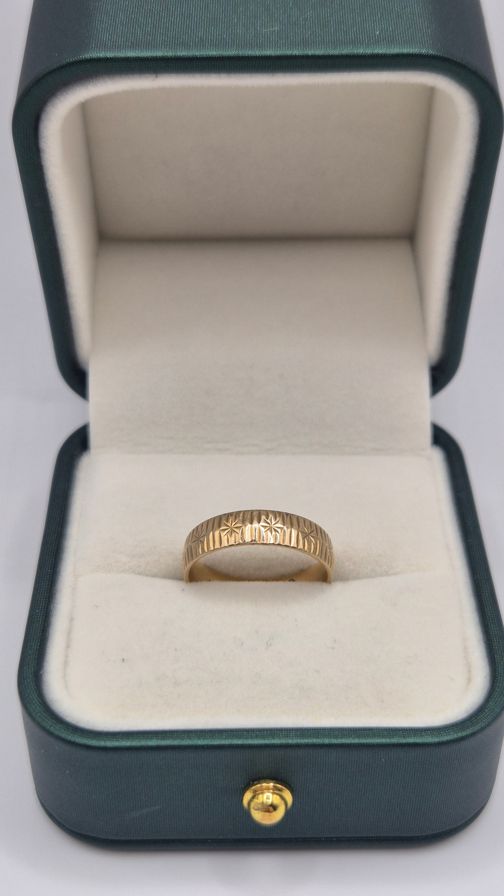 9ct gold star patterned band