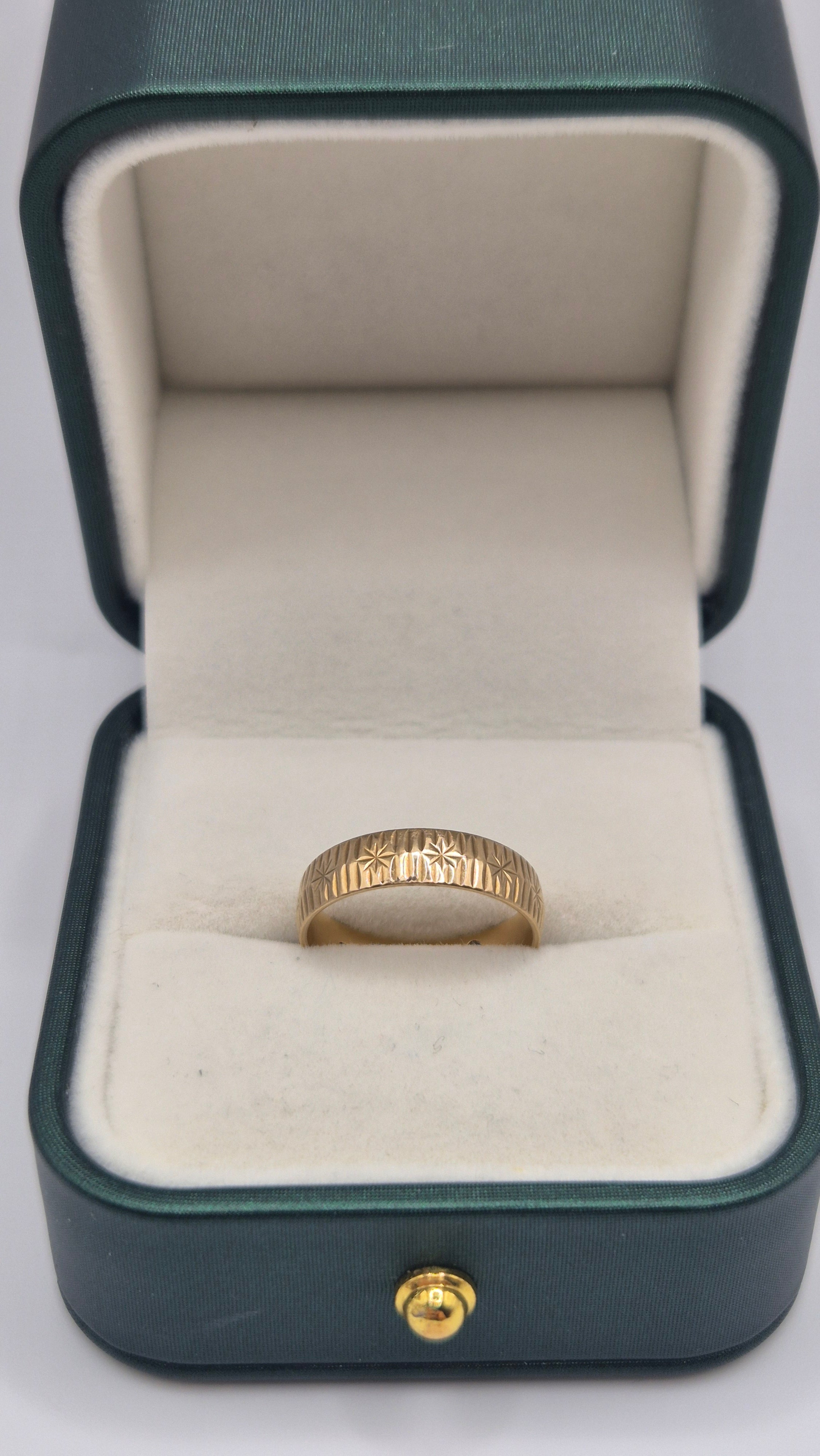 9ct gold star patterned band