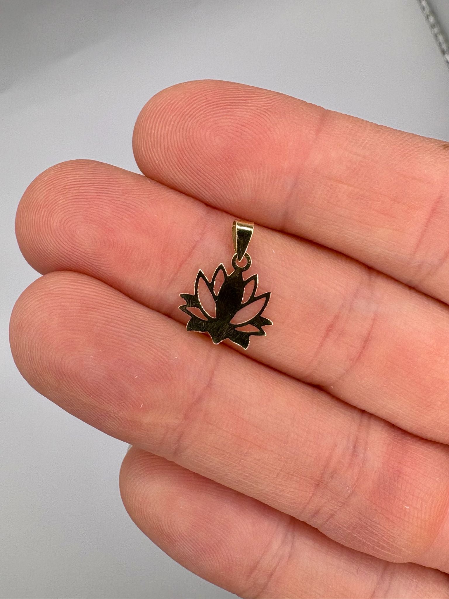 9ct gold lotus pendant