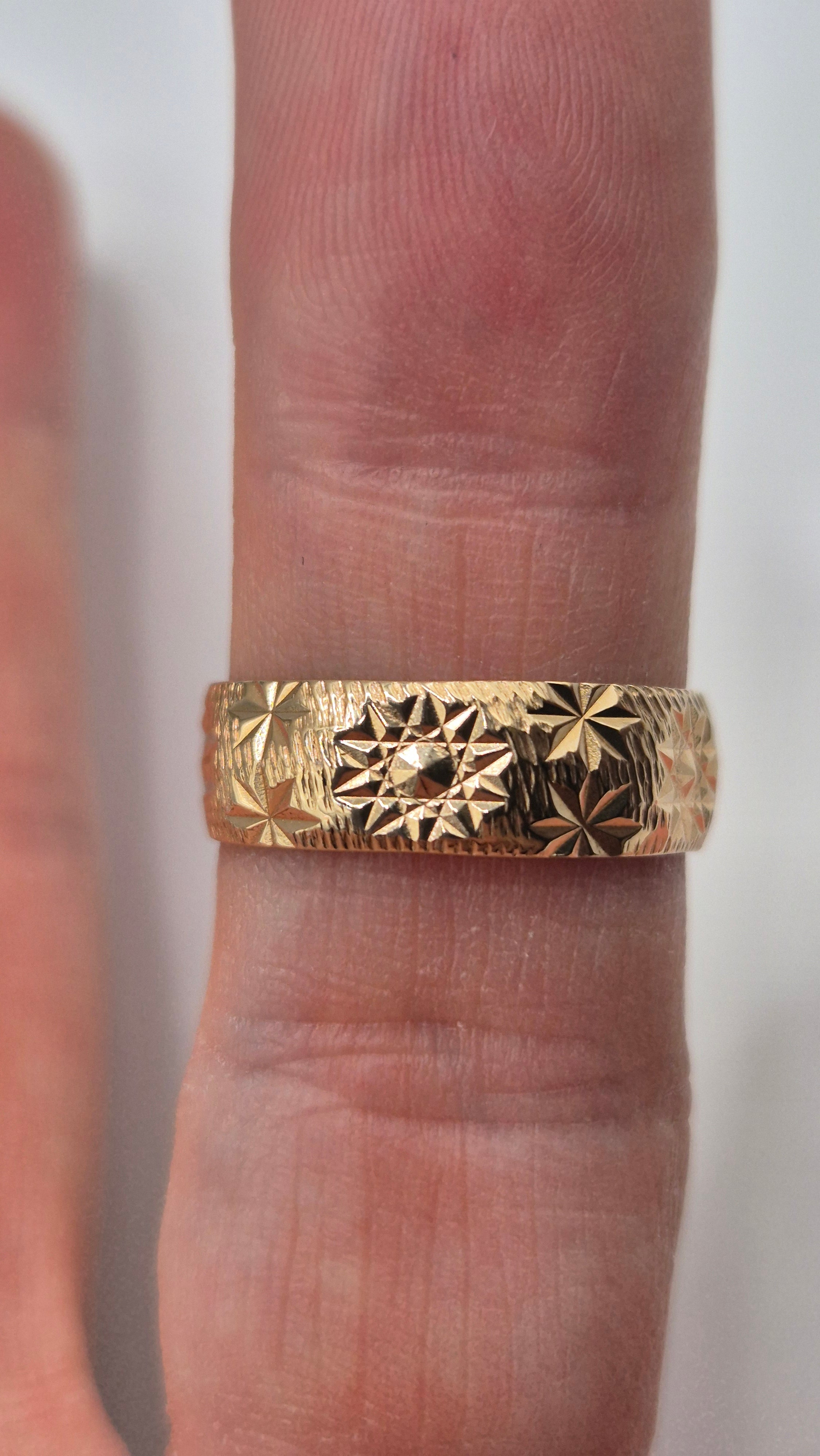9ct gold patterned band ring