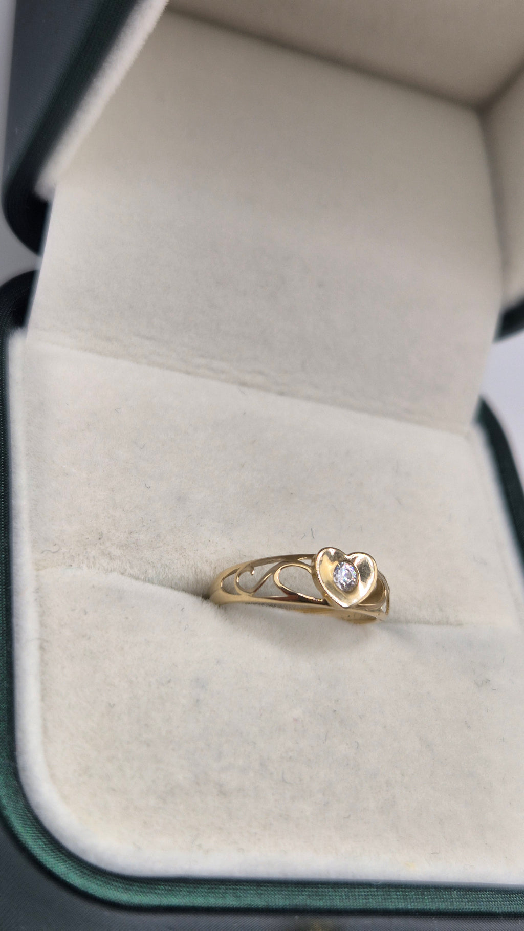 9ct gold cz heart signet ring