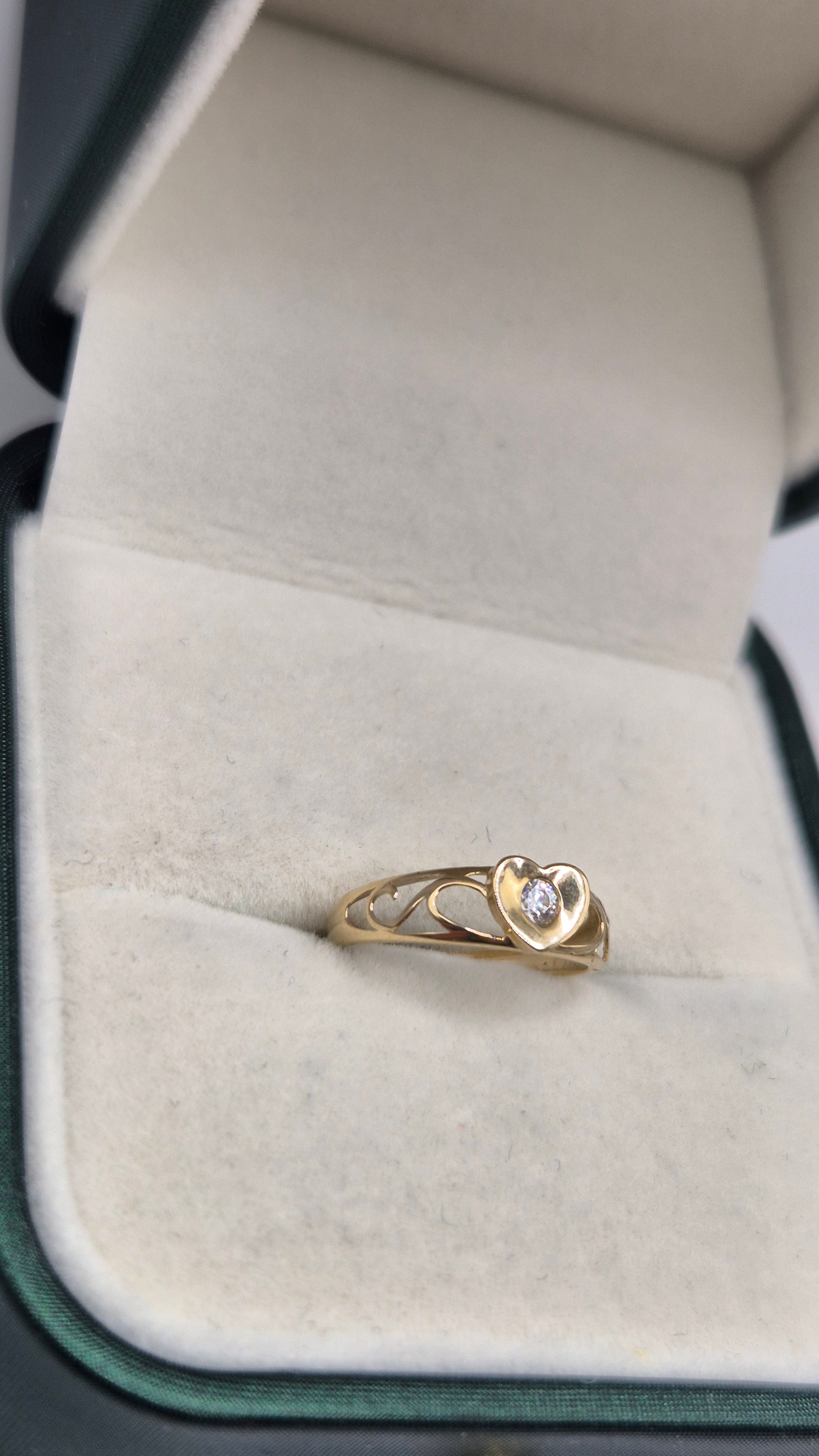 9ct gold cz heart signet ring