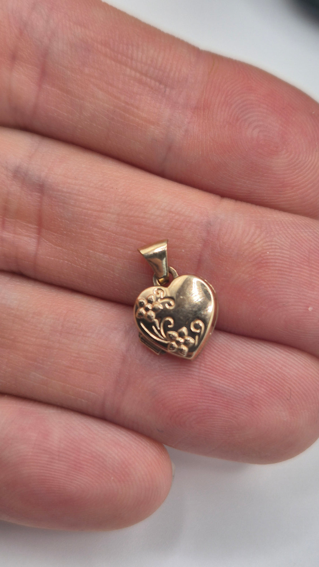 9ct gold heart locket