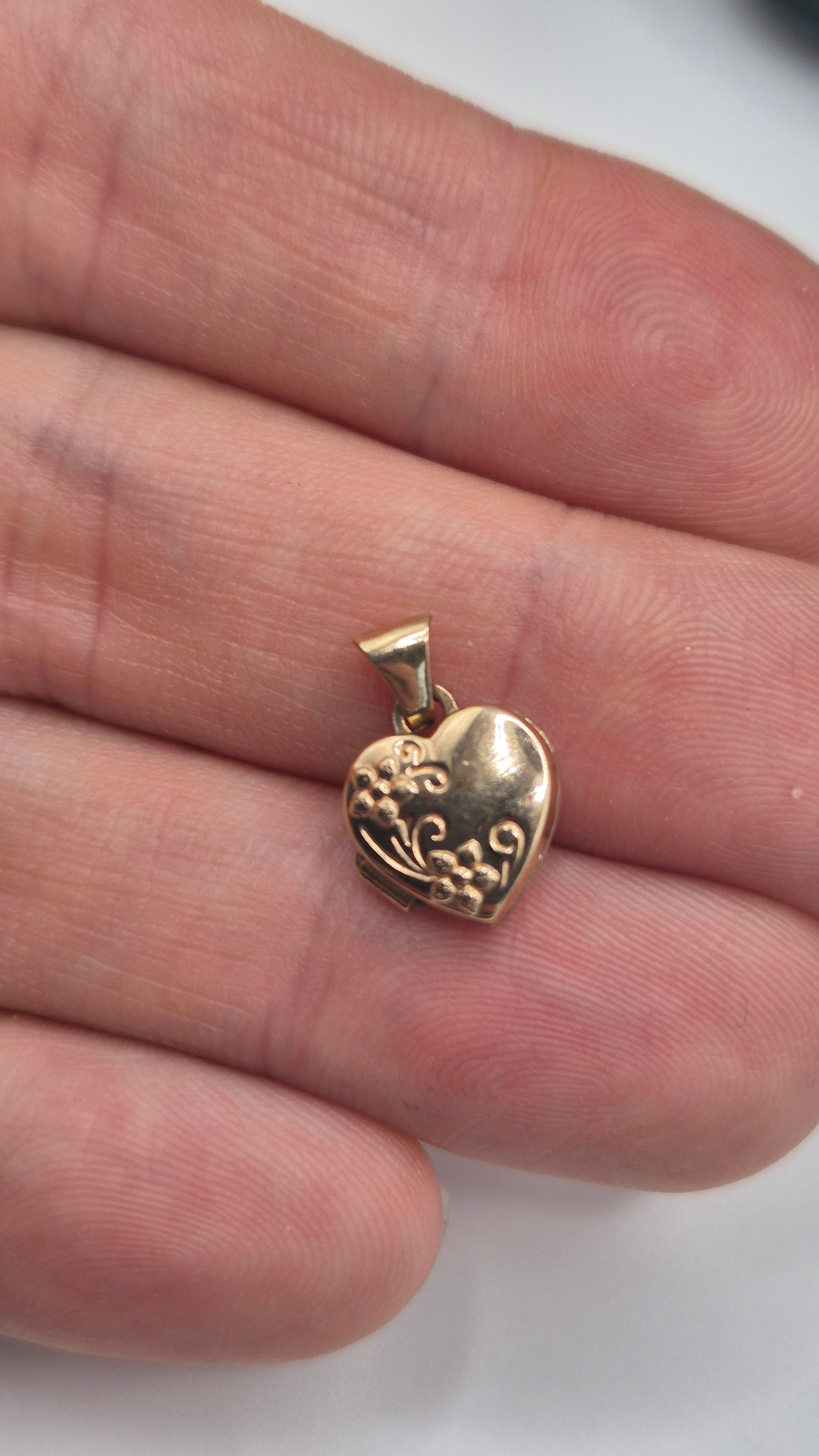 9ct gold heart locket