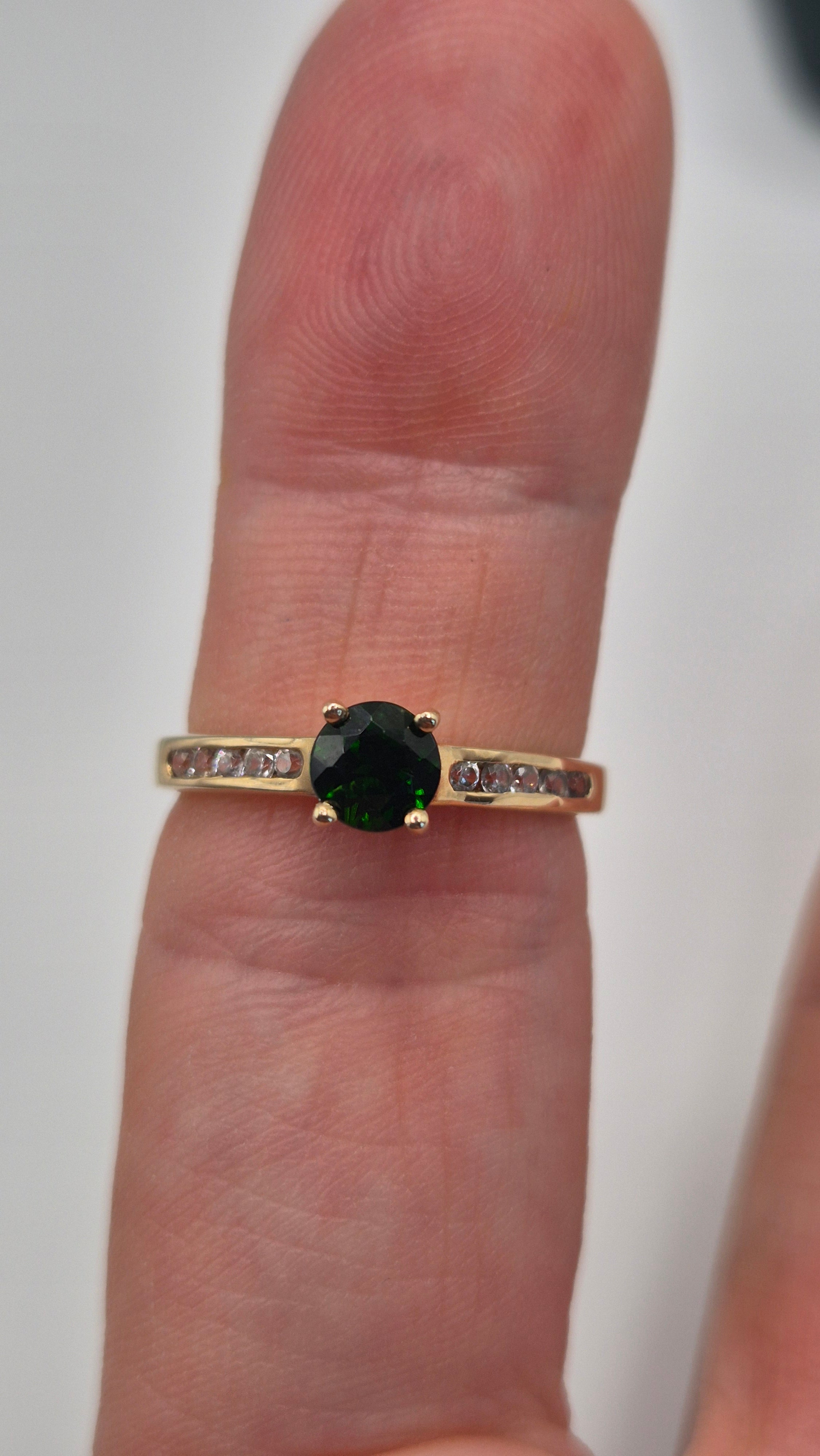 9ct gold diopside and zircon ring