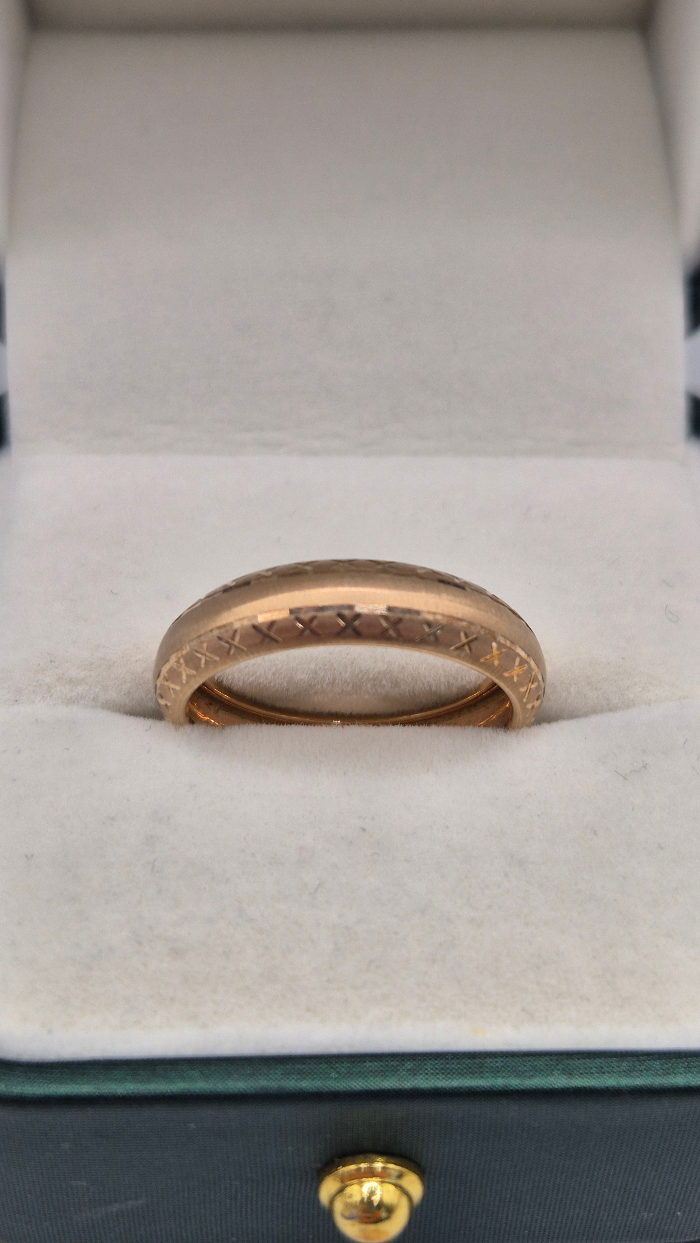 9ct gold patterned band ring