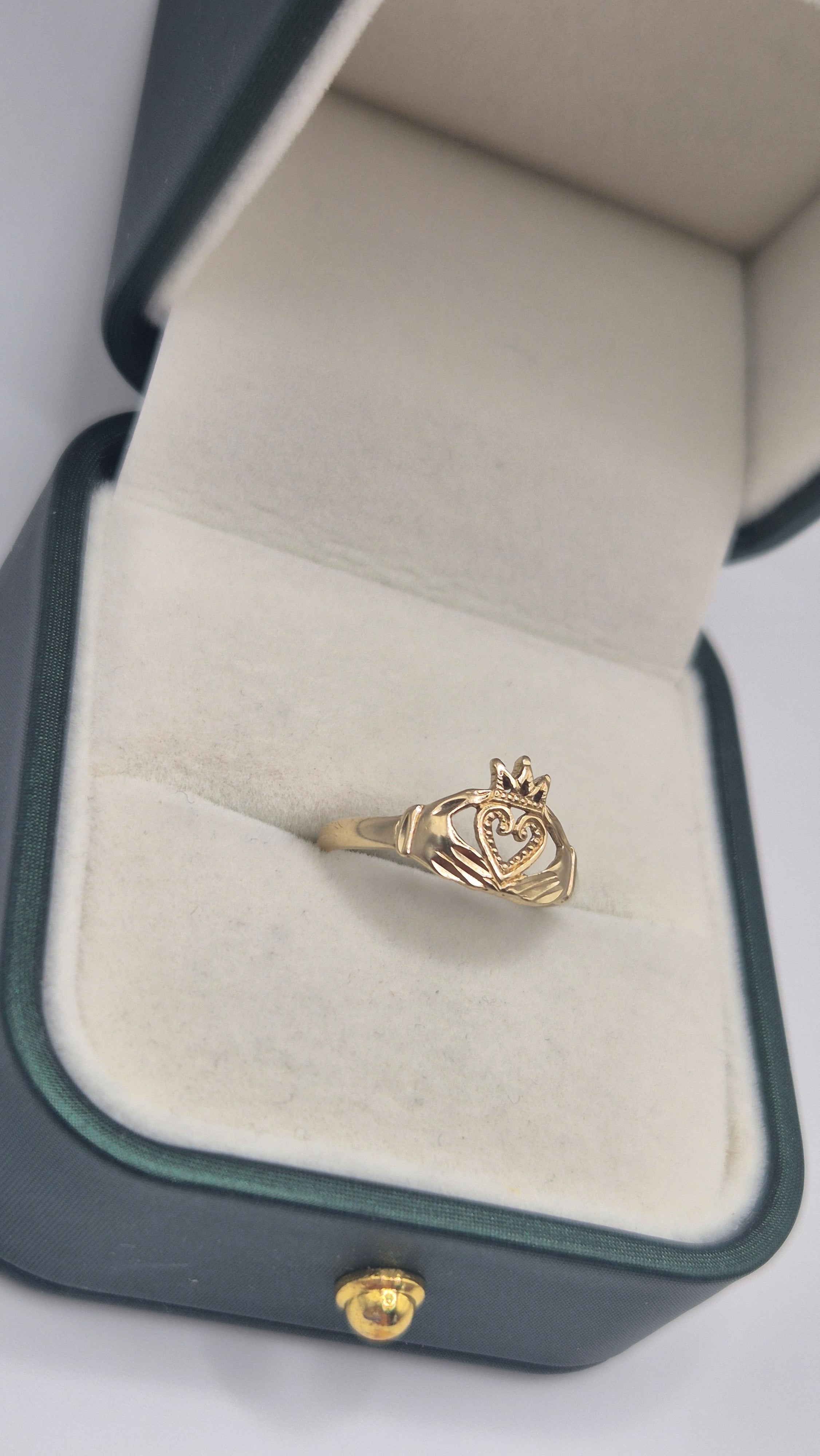 9ct gold claddagh ring