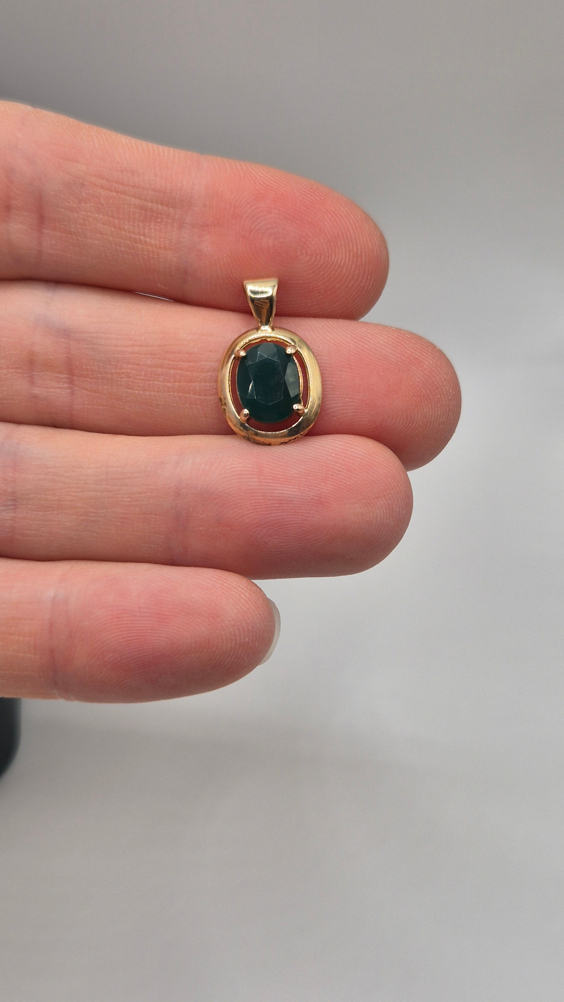 9ct gold green cz pendant