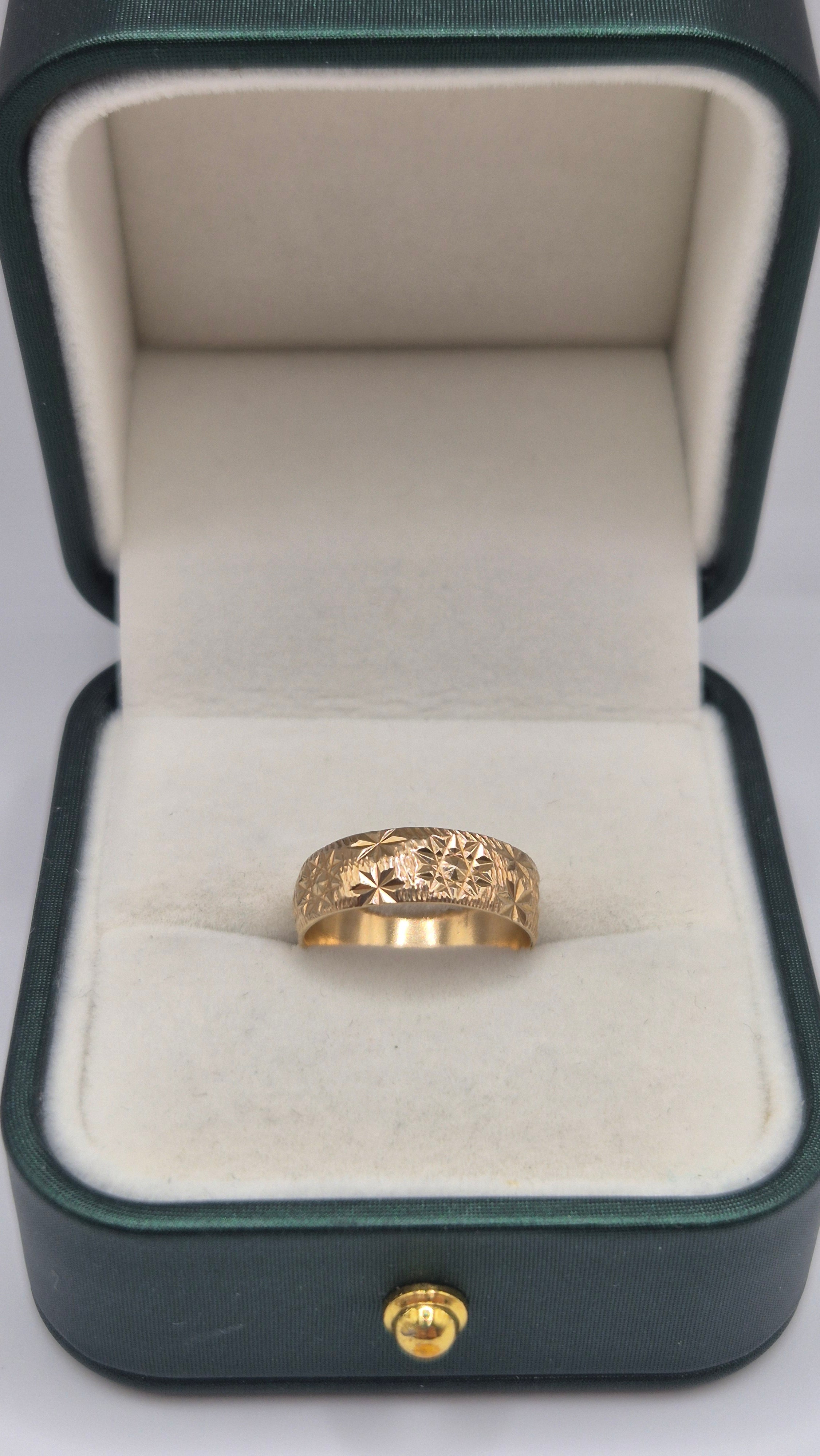 9ct gold patterned band ring