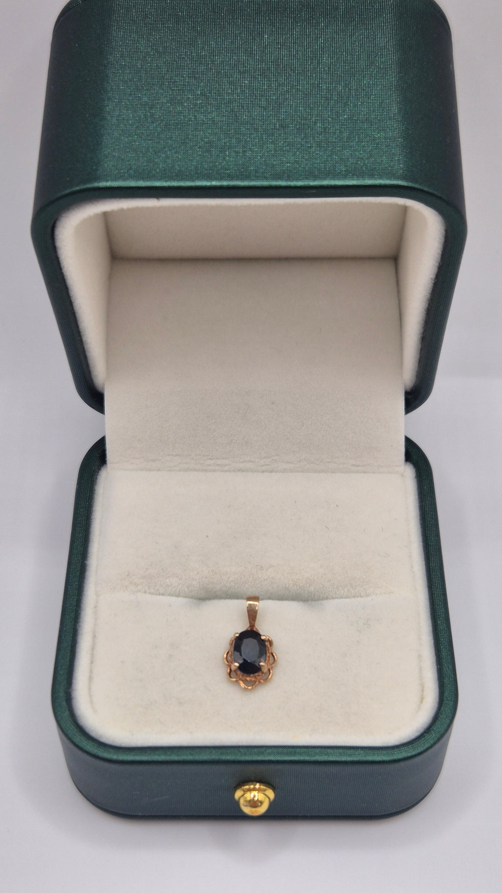 9ct gold sapphire pendant