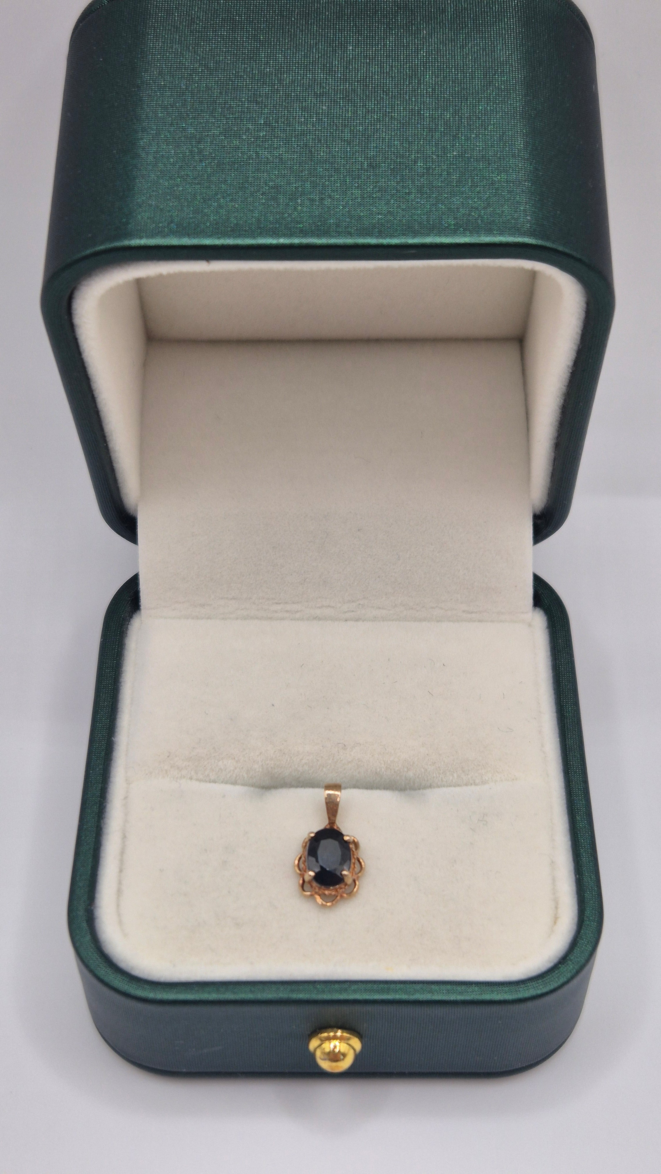 9ct gold sapphire pendant