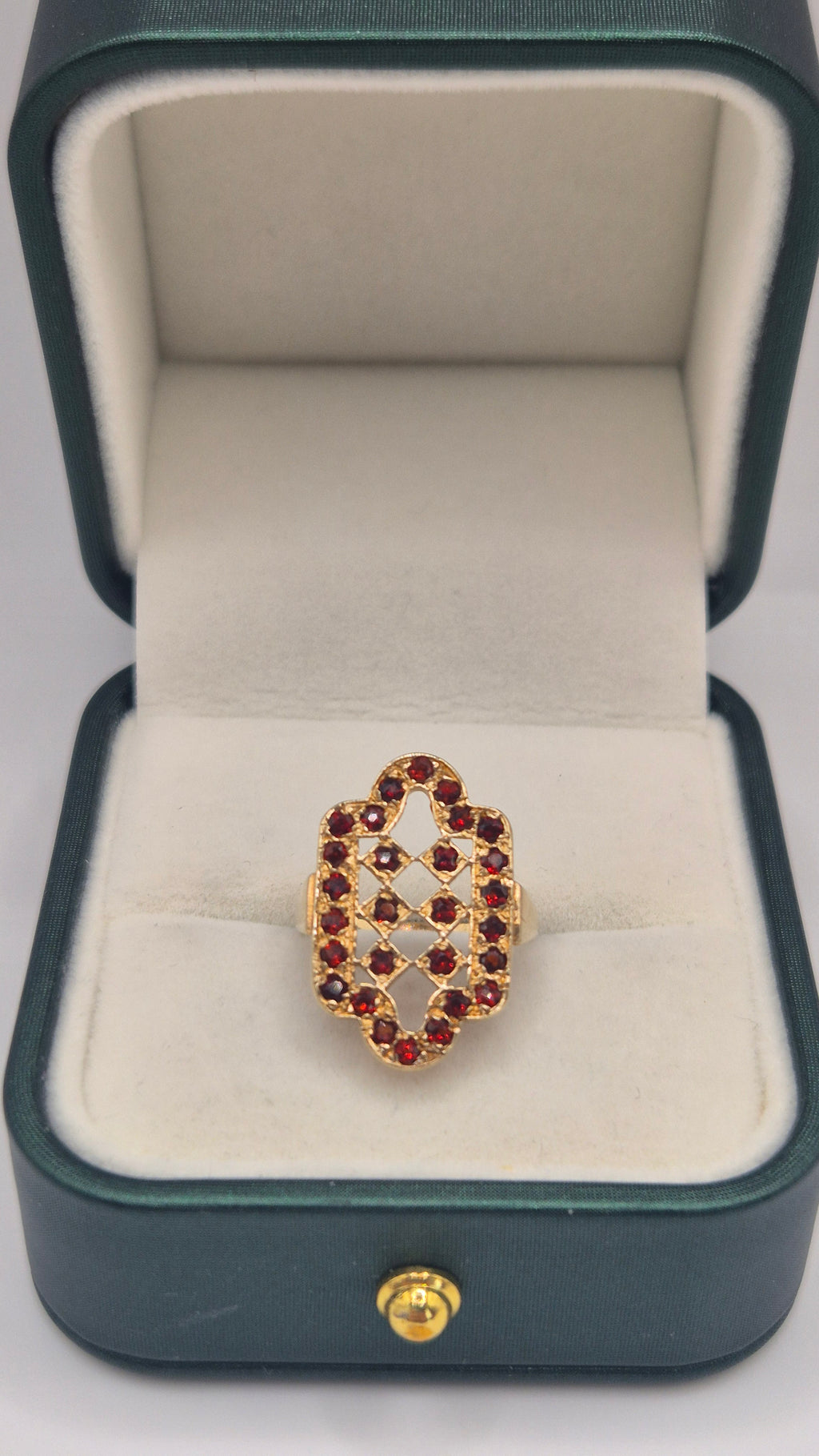 9ct gold garnet ring