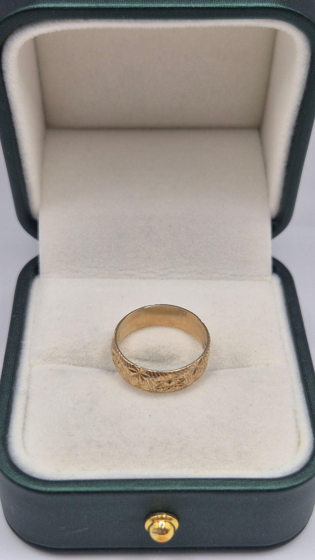 9ct gold patterned band ring