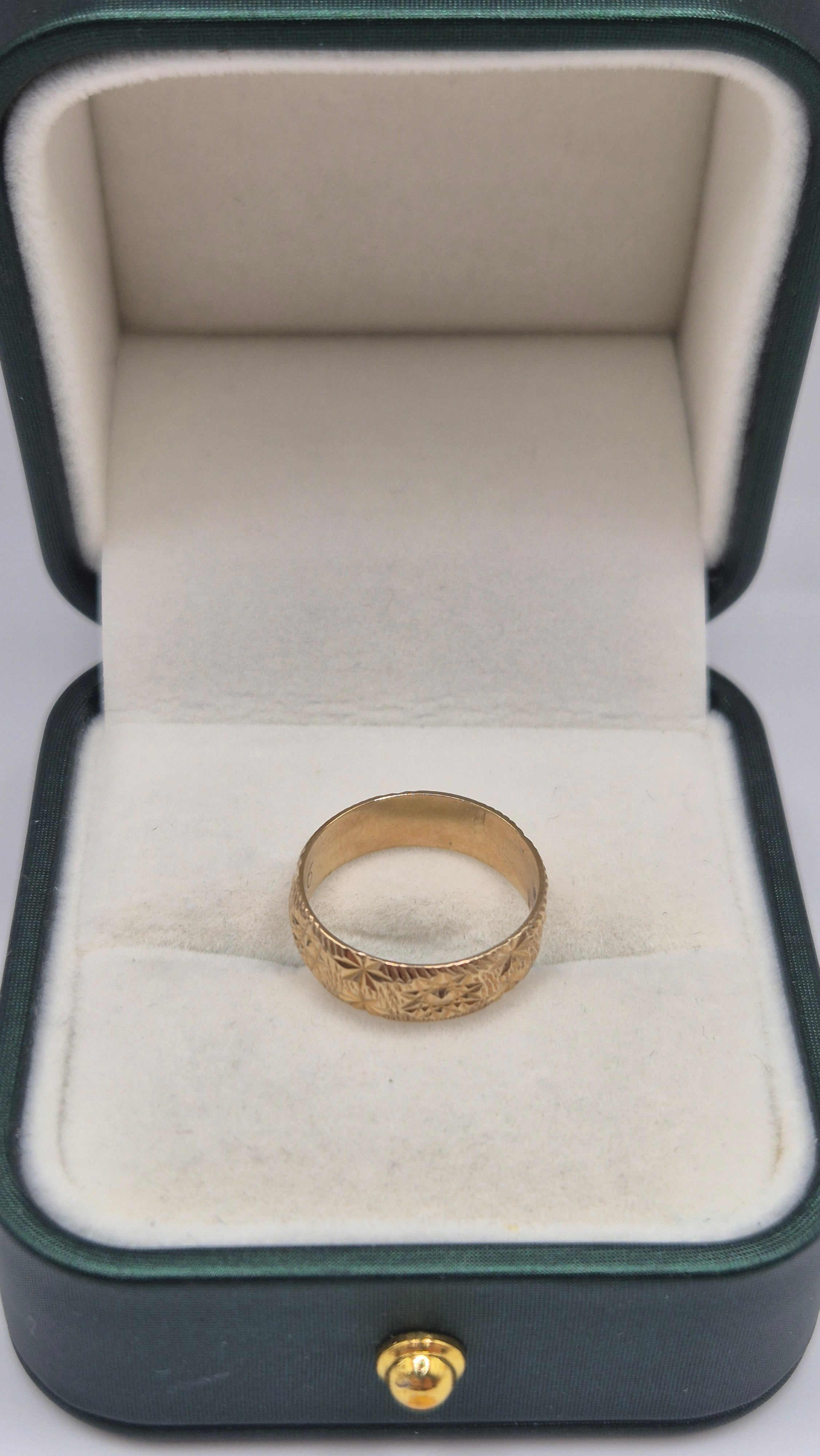 9ct gold patterned band ring