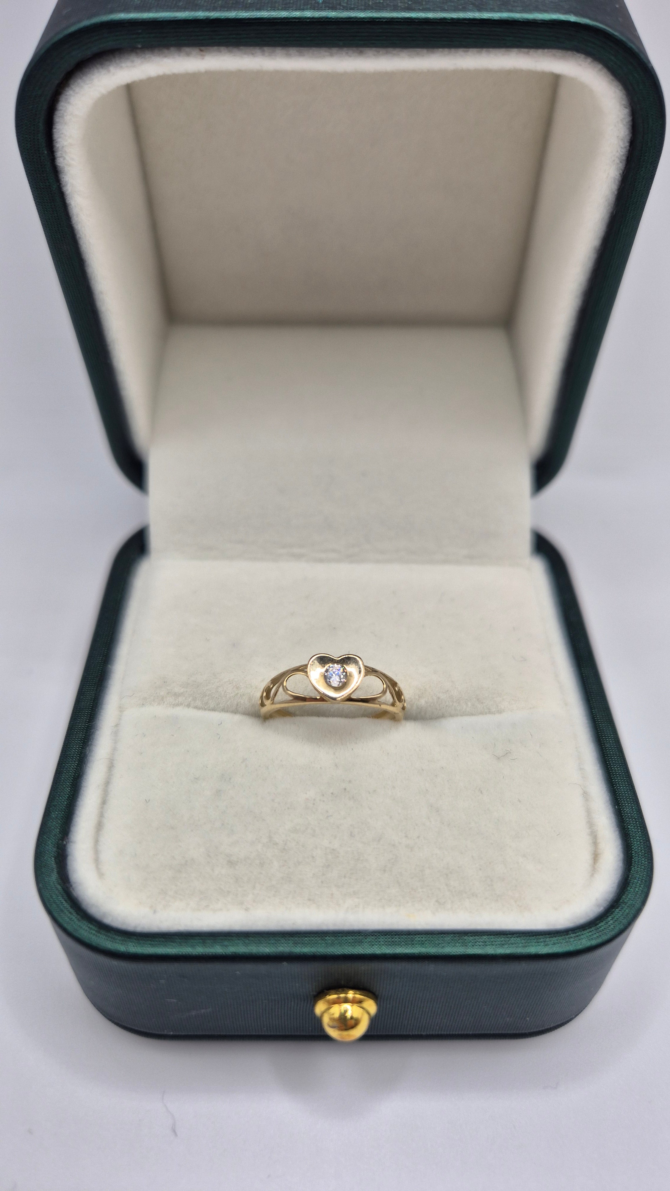 9ct gold cz heart signet ring