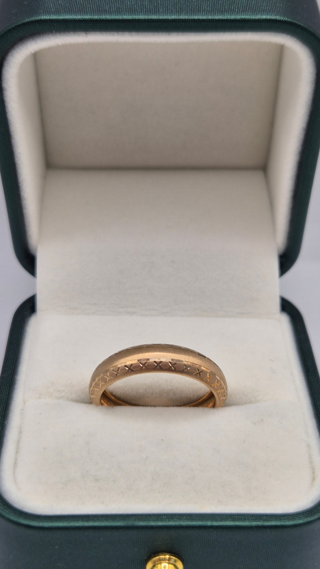 9ct gold patterned band ring