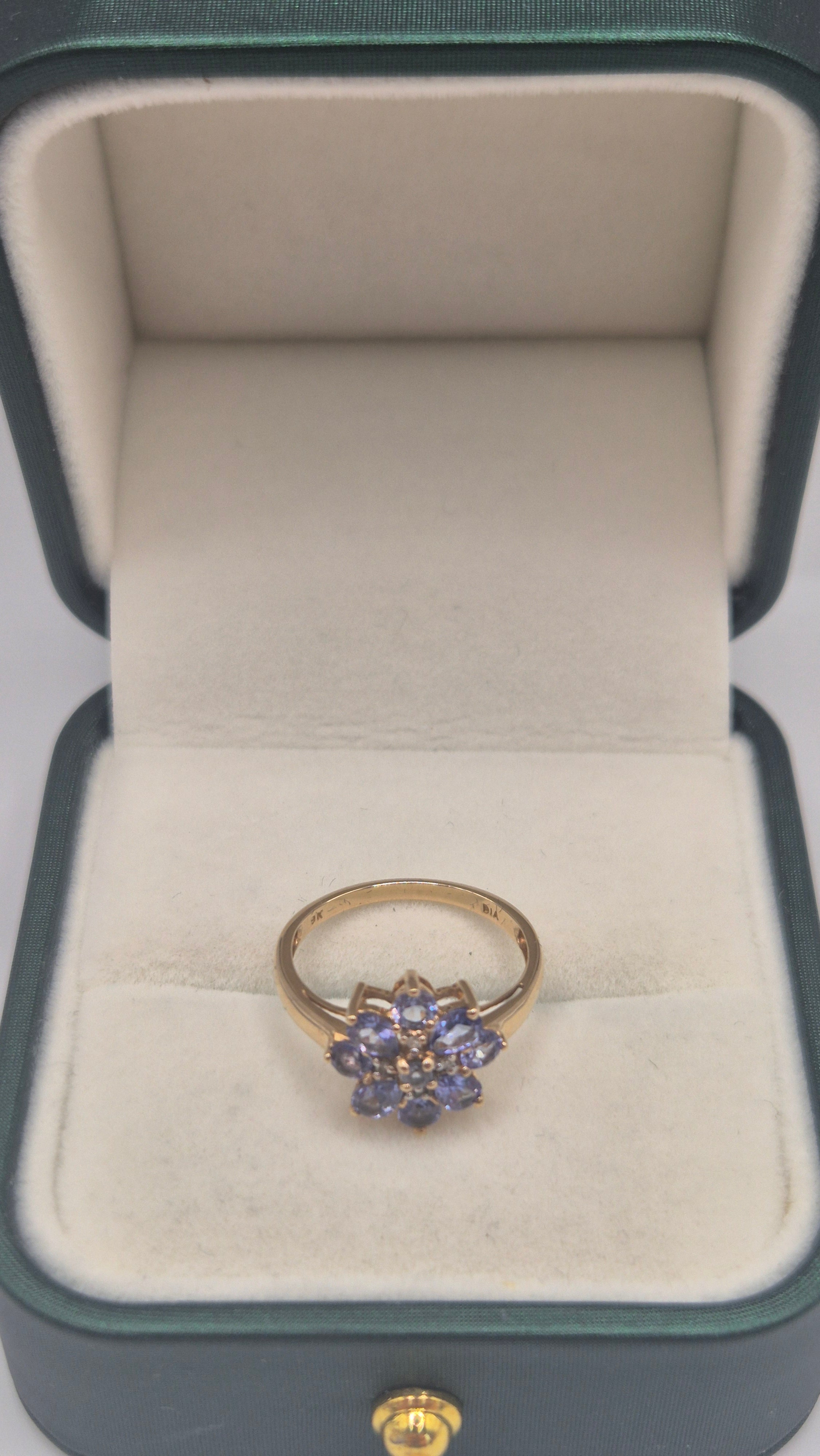 9ct gold tanzanite and diamond cluster ring