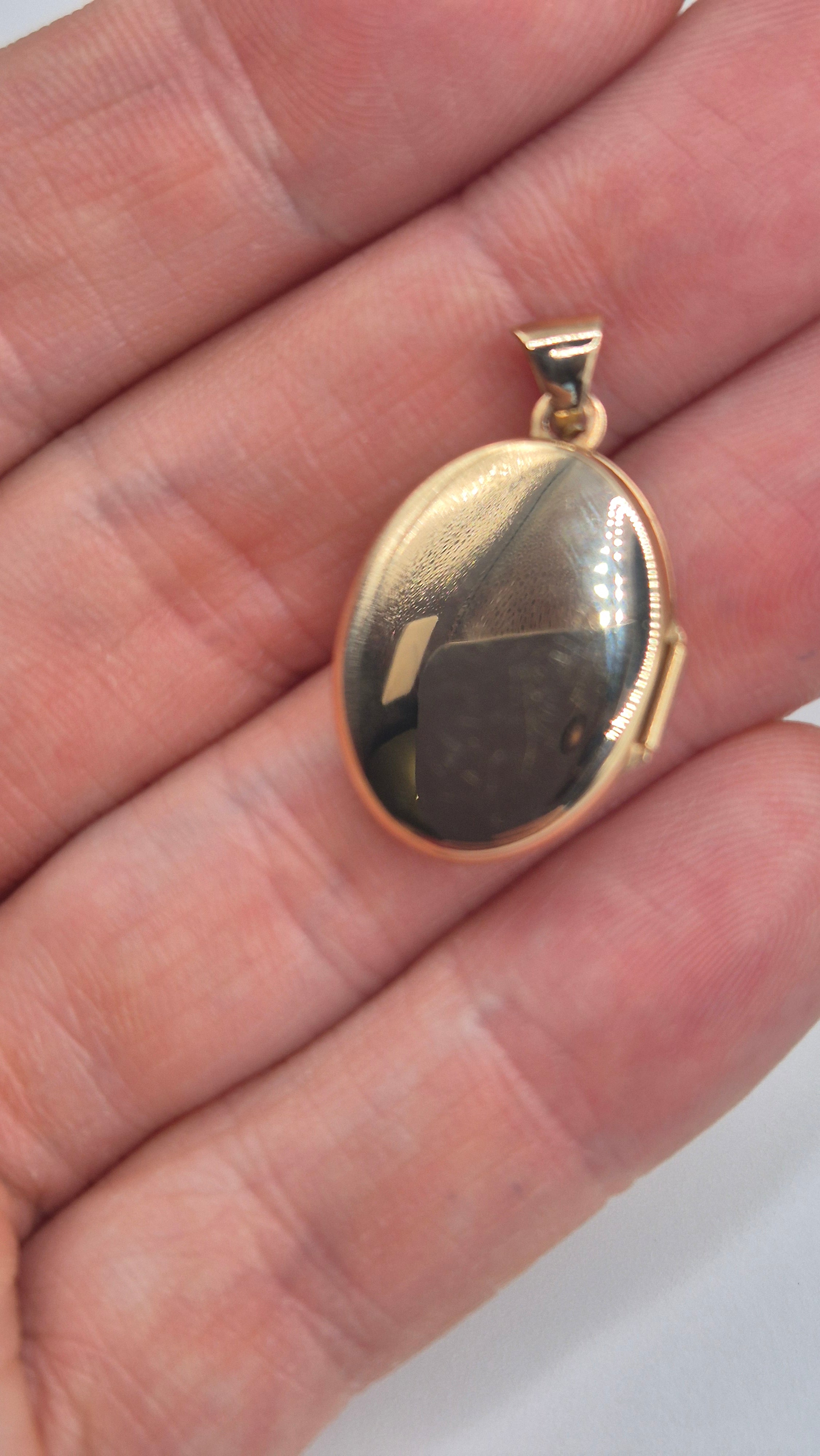 9ct gold floral mum locket
