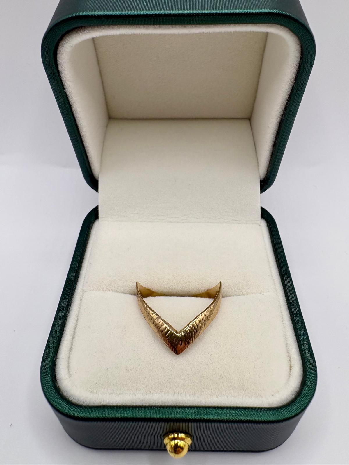 9ct gold patterned double wishbone ring