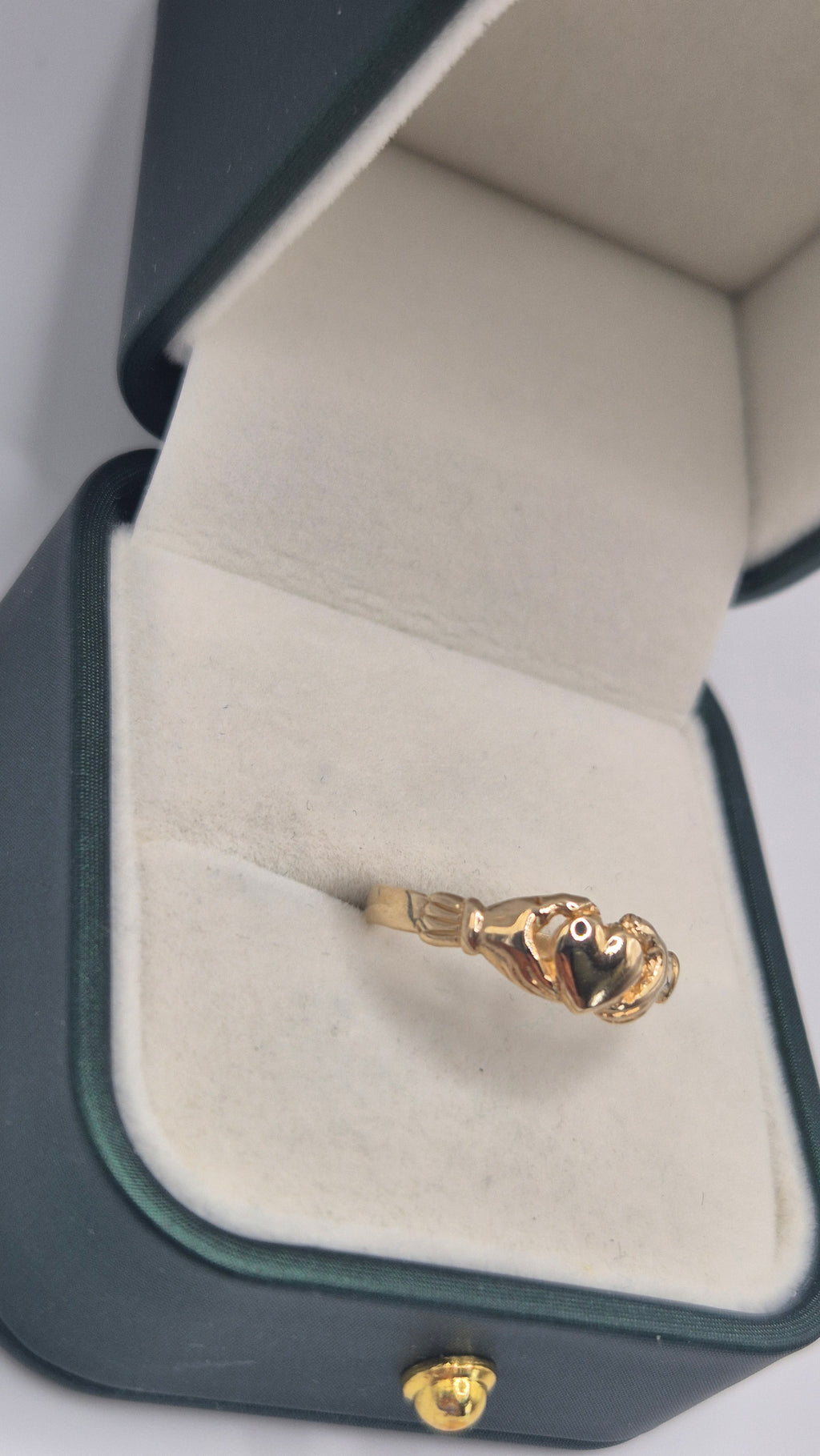 9ct gold claddagh ring