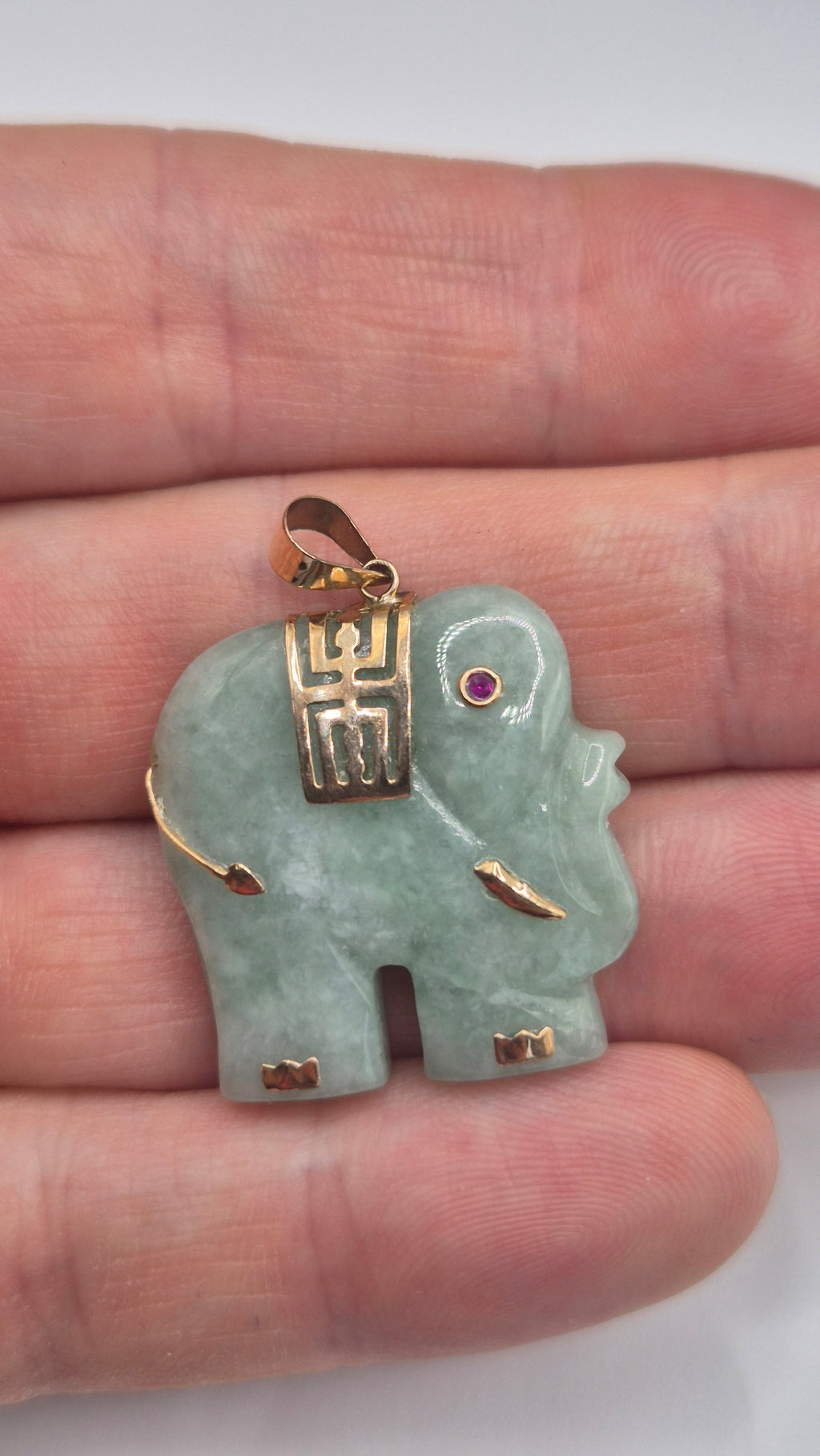 9ct gold jade elephant pendant