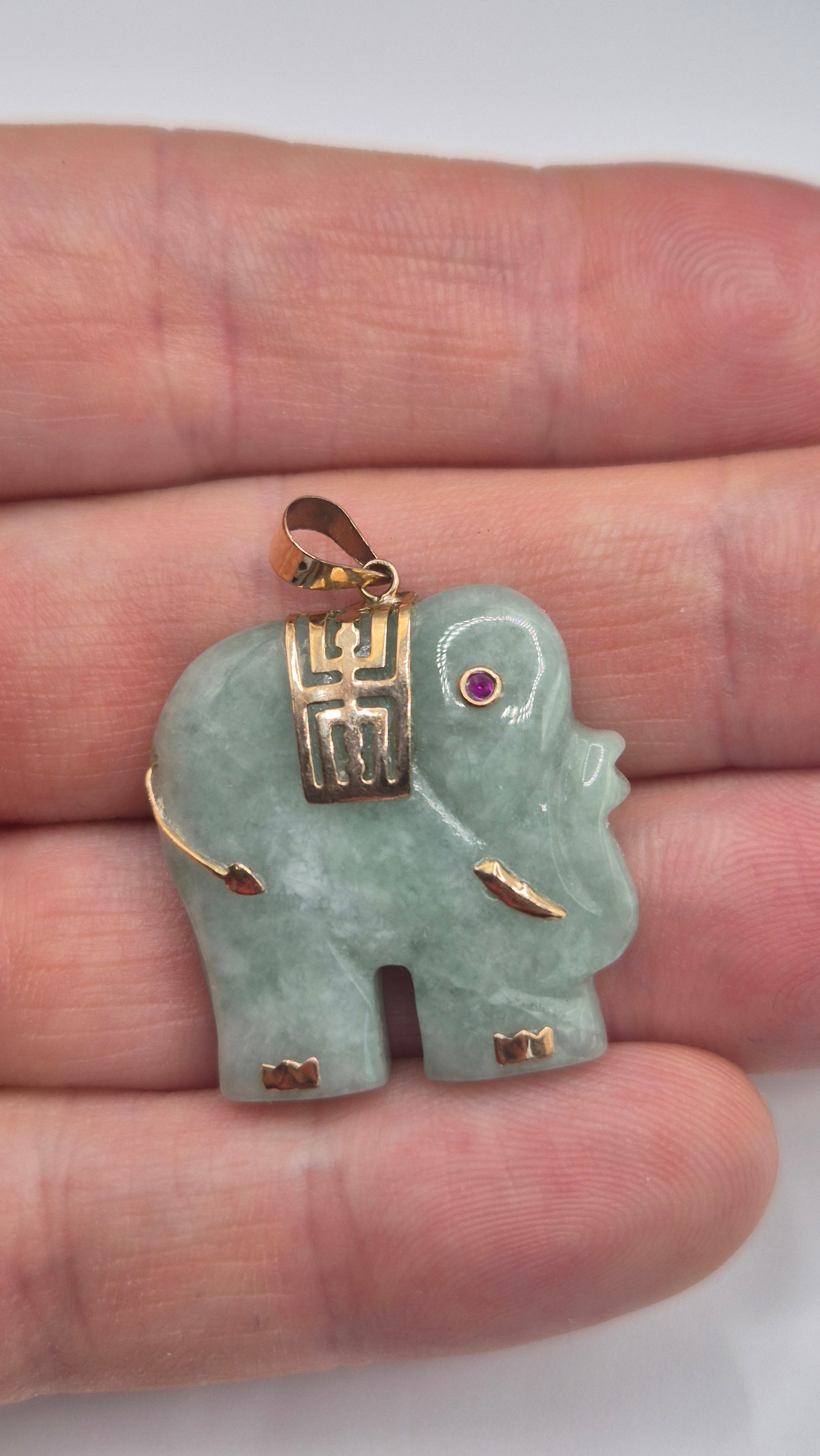 9ct gold jade elephant pendant