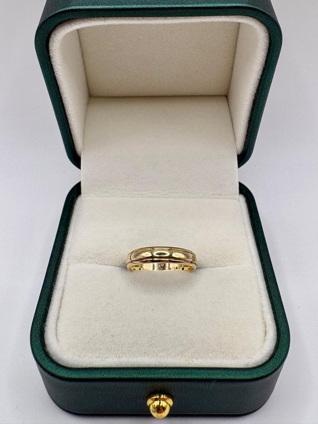 9ct gold patterned band ring