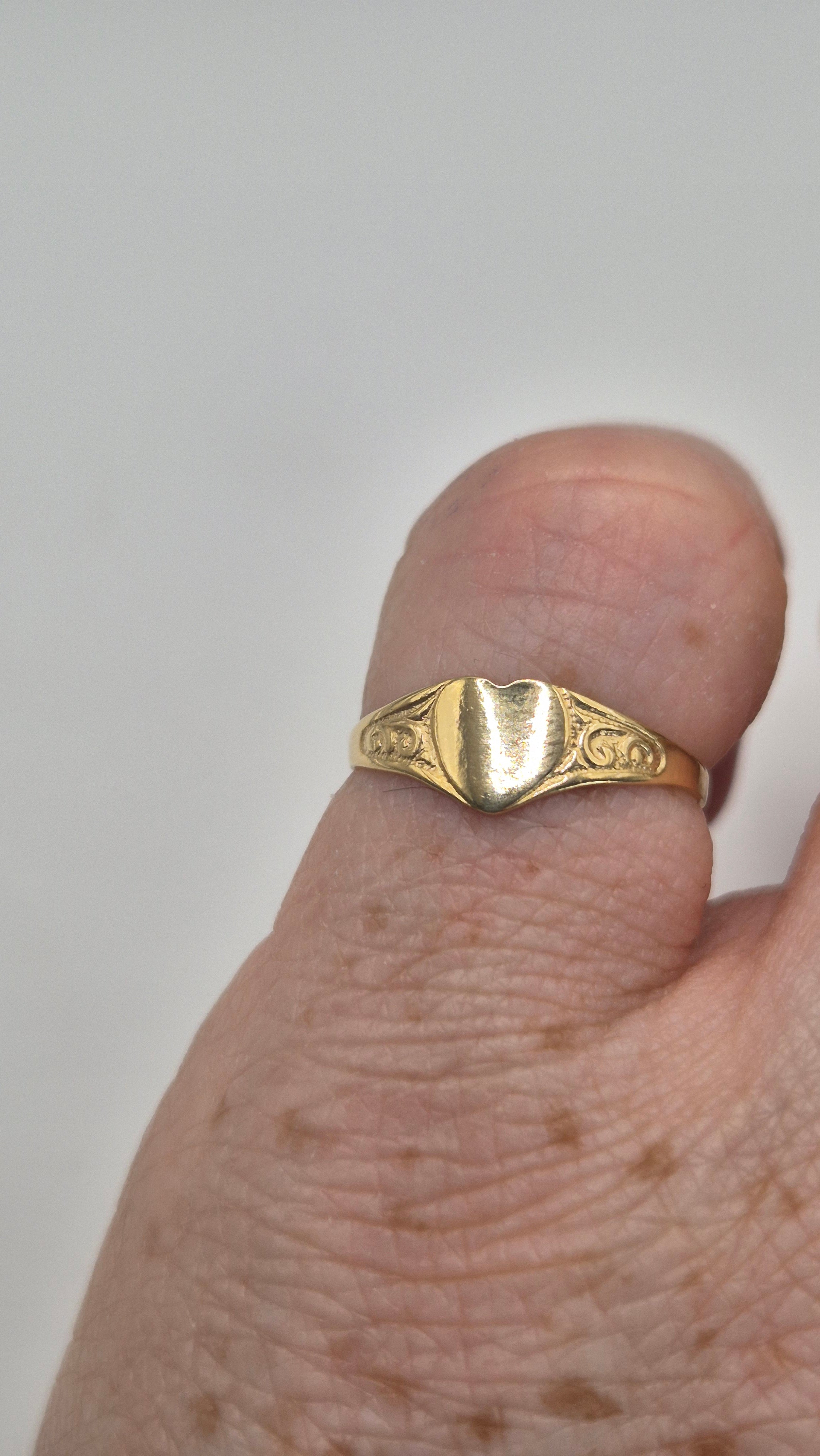 9ct gold heart signet ring