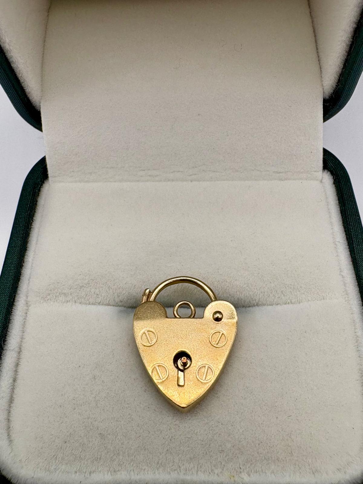9ct gold padlock (3)