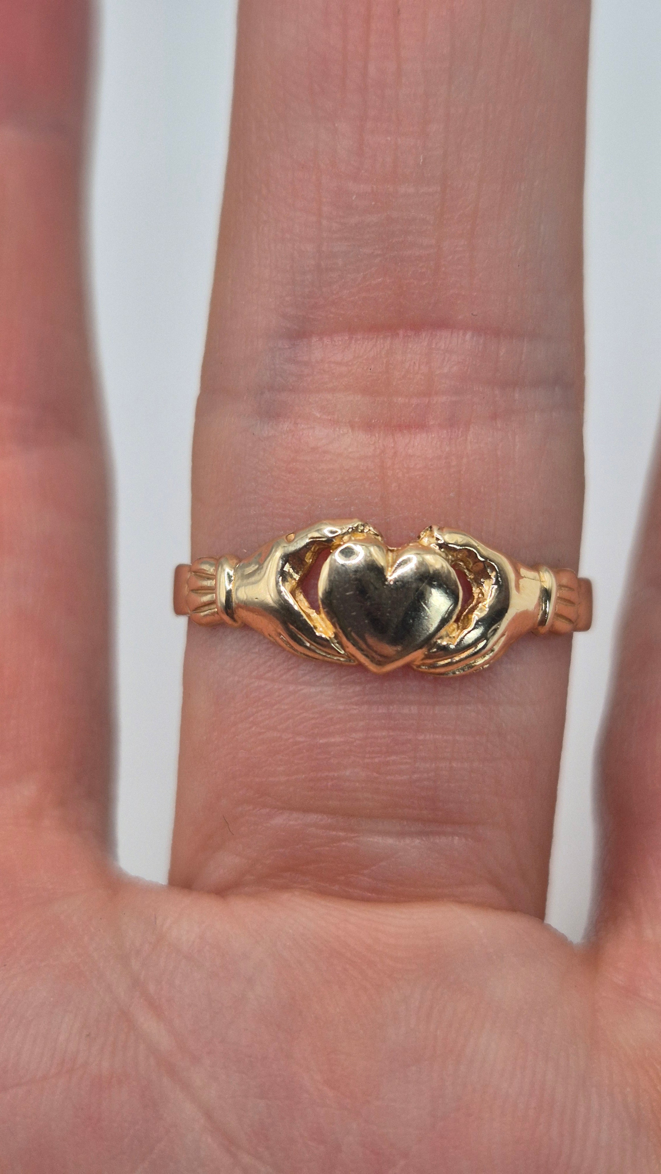 9ct gold claddagh ring