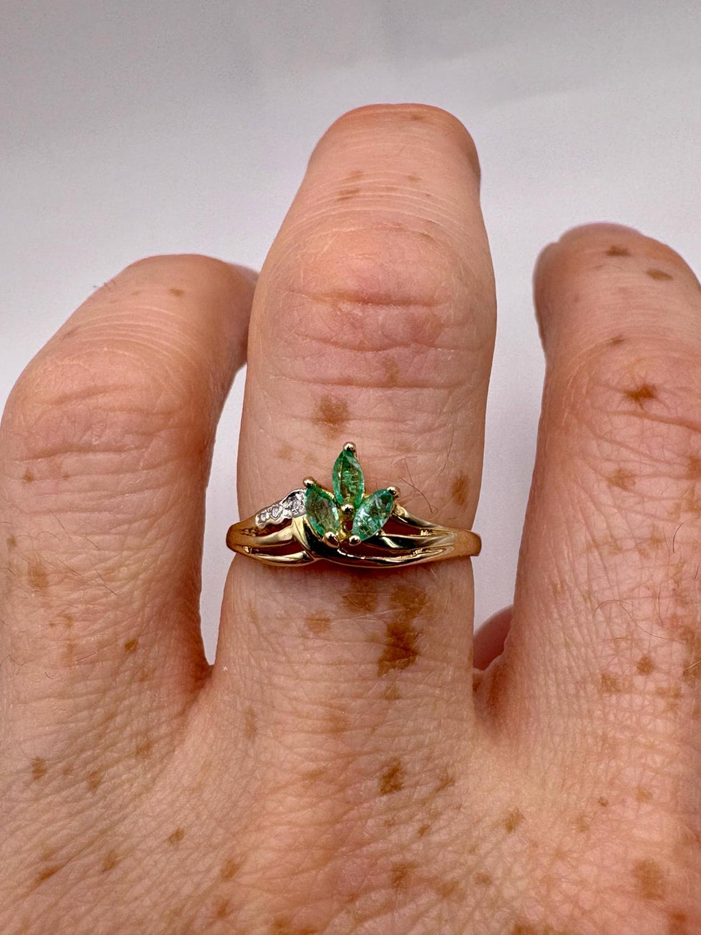 9ct gold emerald and diamond ring