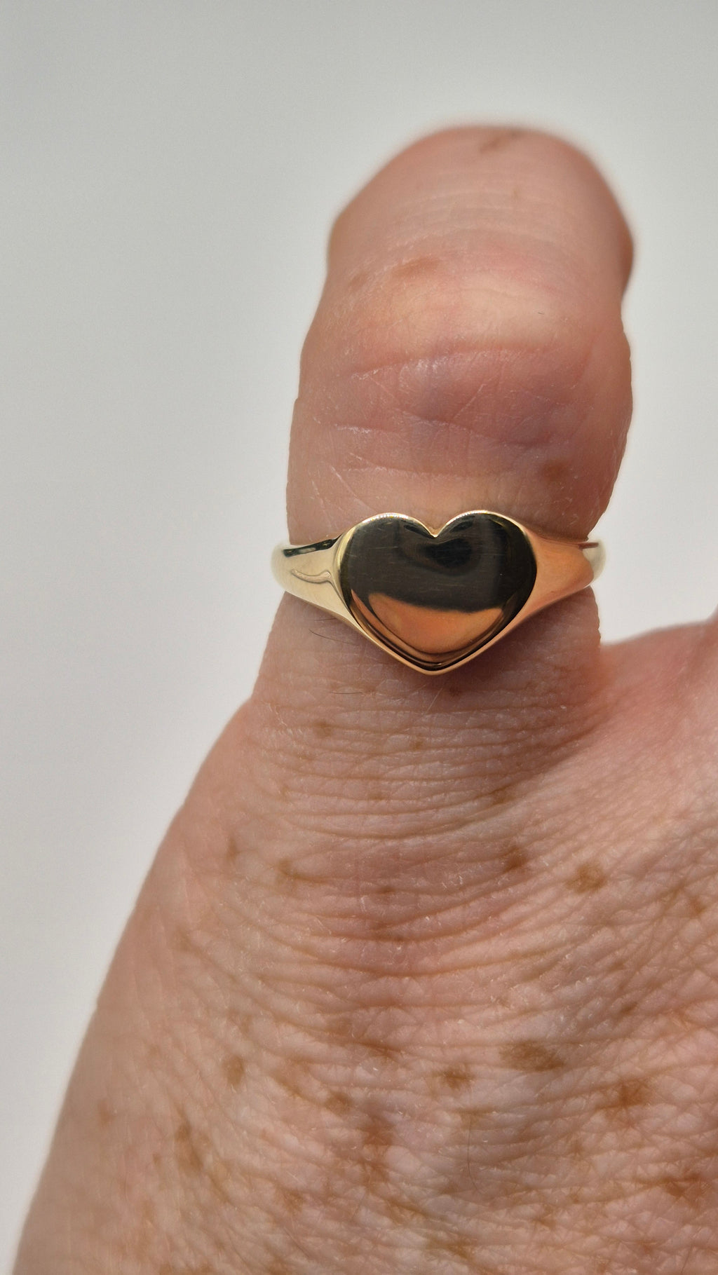 9ct gold heart signet ring
