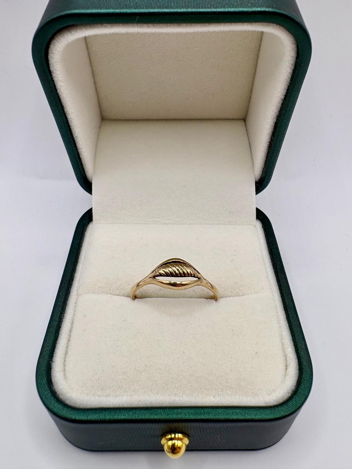9ct gold croissant Style ring