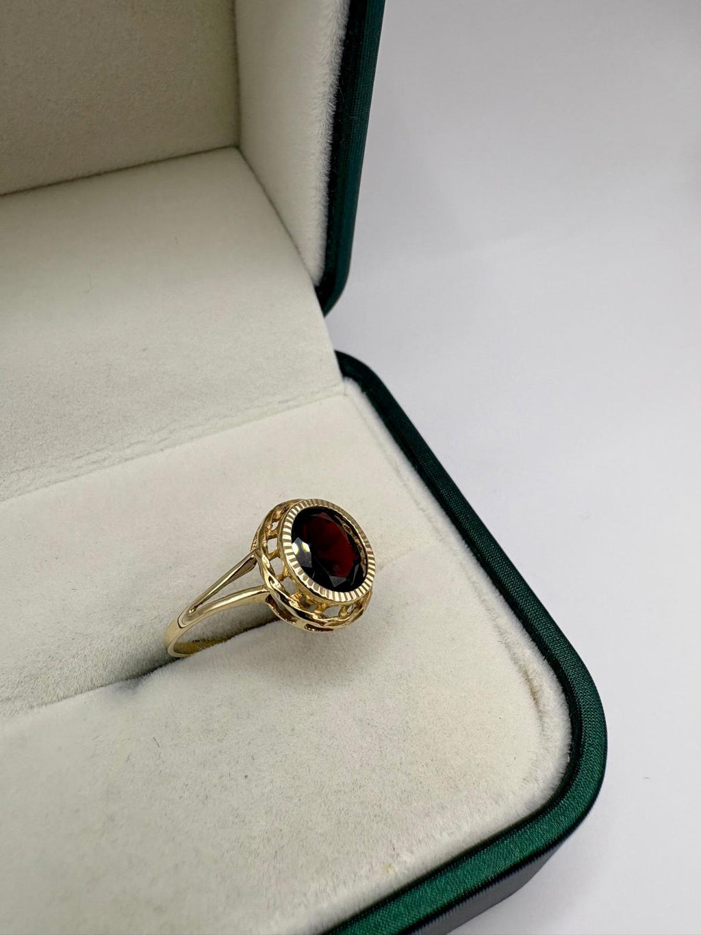 9ct gold garnet ring