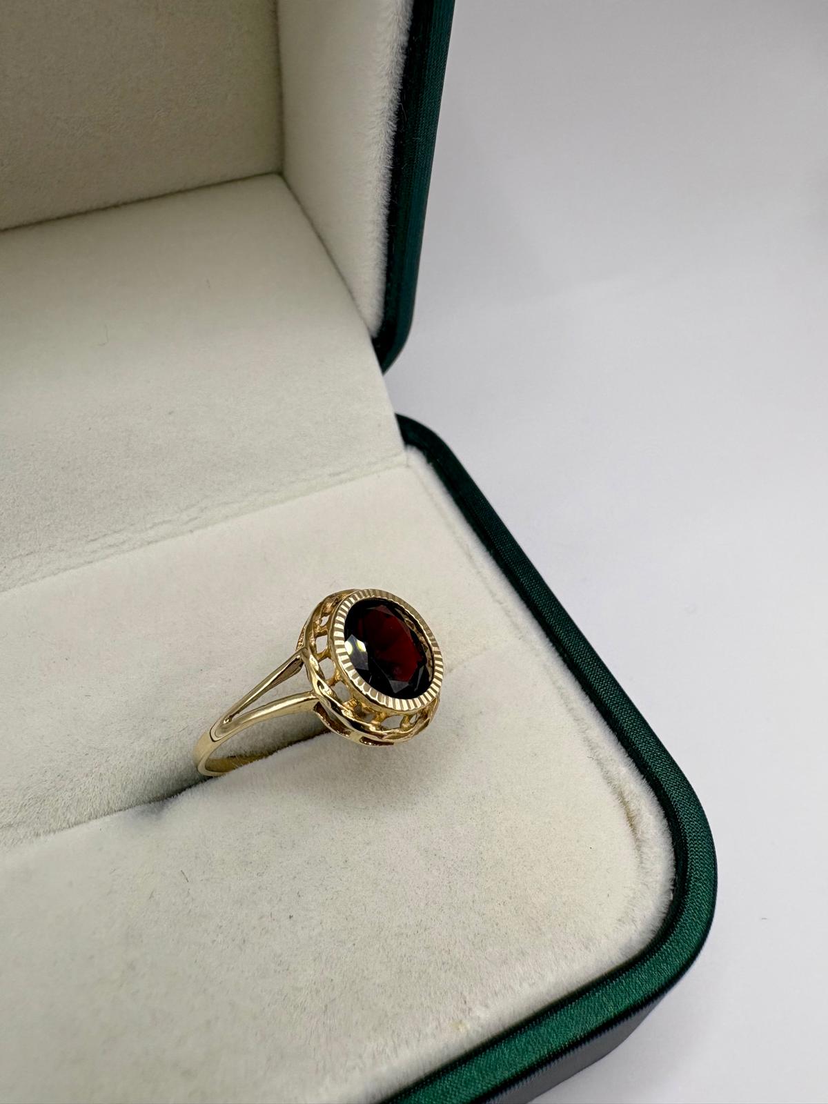 9ct gold garnet ring