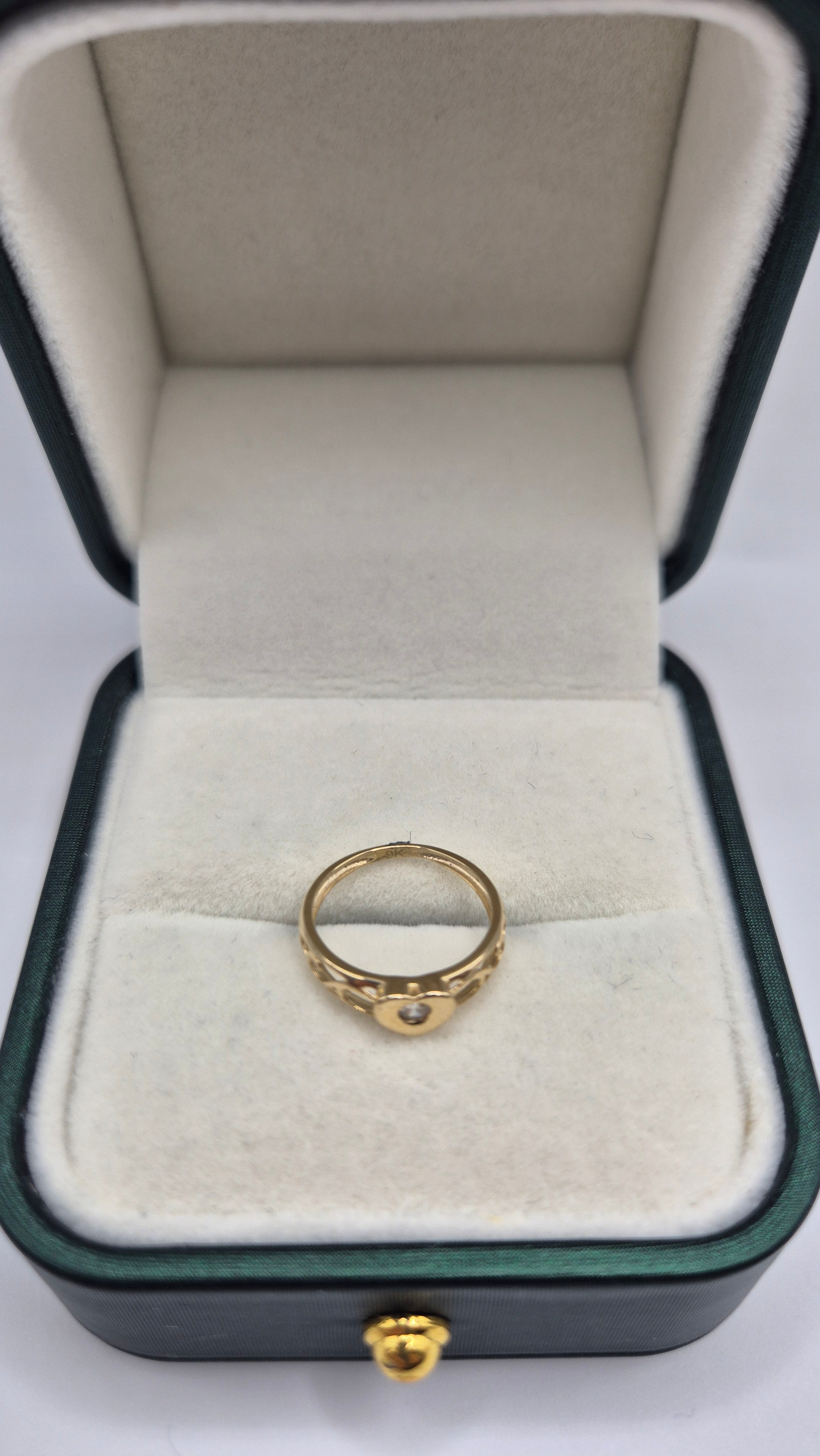 9ct gold cz heart signet ring