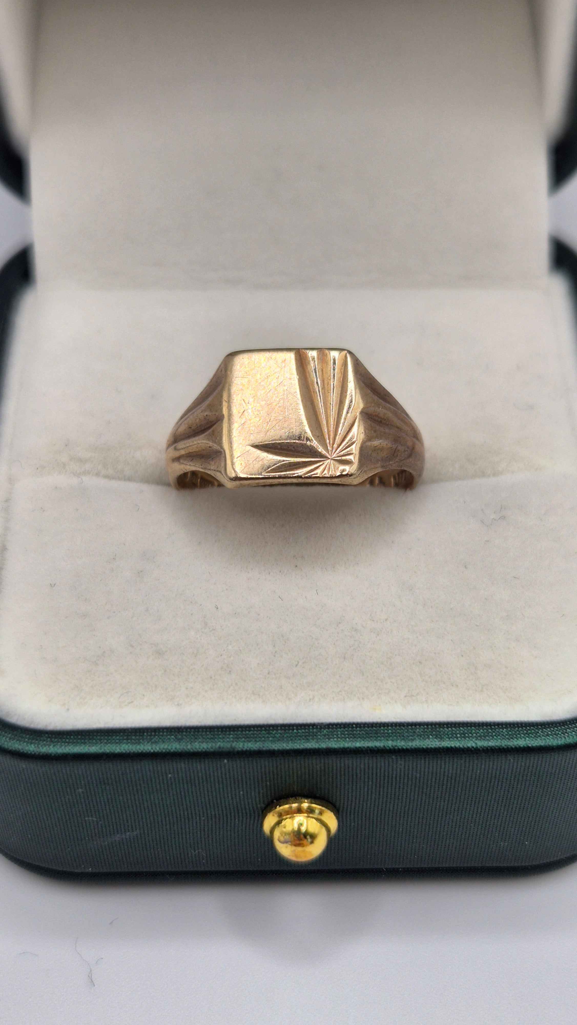 9ct gold heavy signet ring