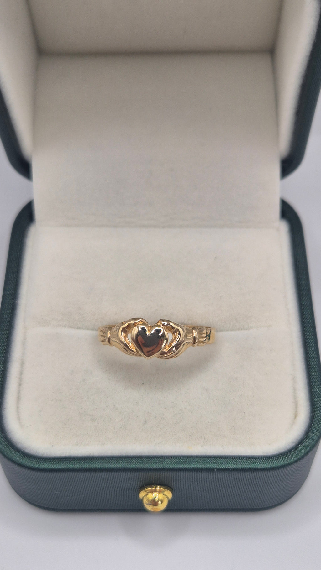 9ct gold claddagh ring