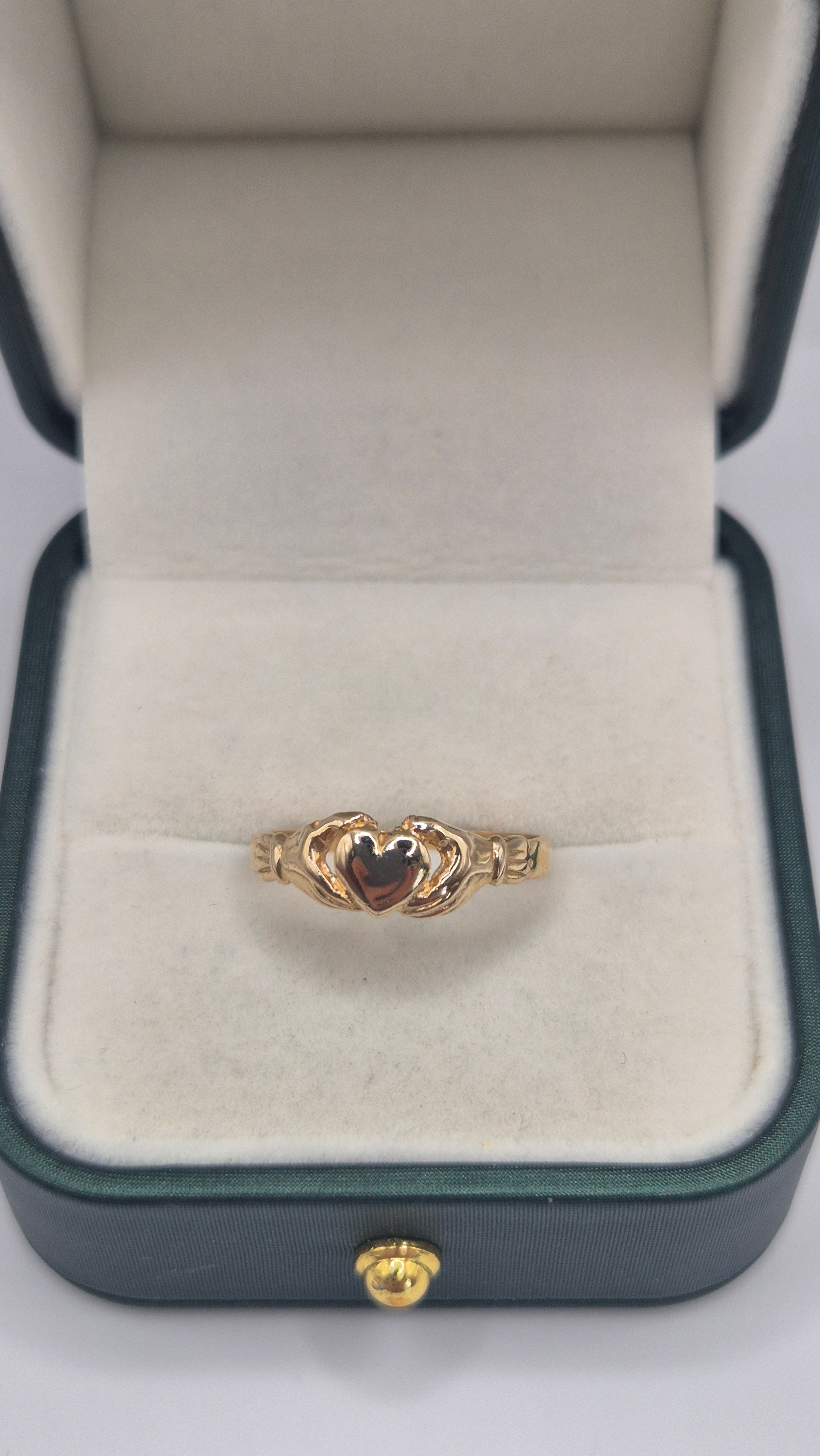 9ct gold claddagh ring