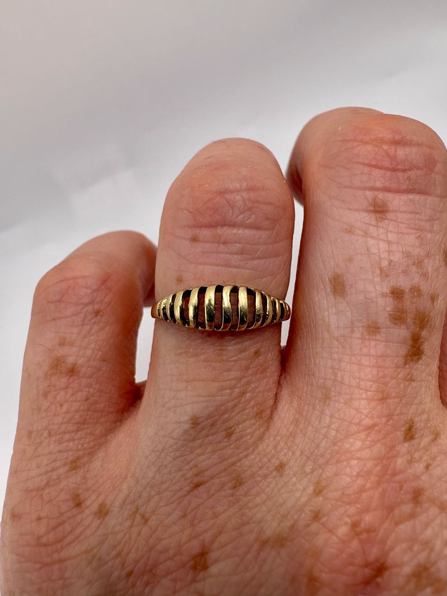 9ct gold croissant style ring