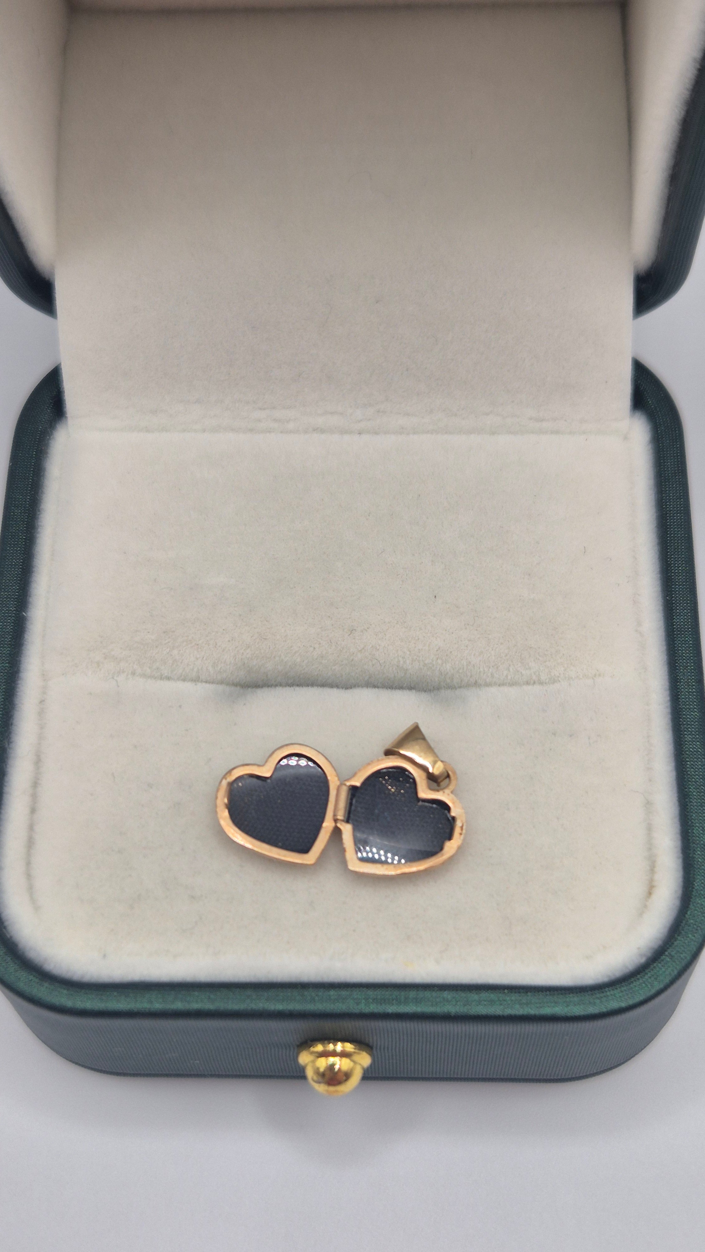 9ct gold heart locket