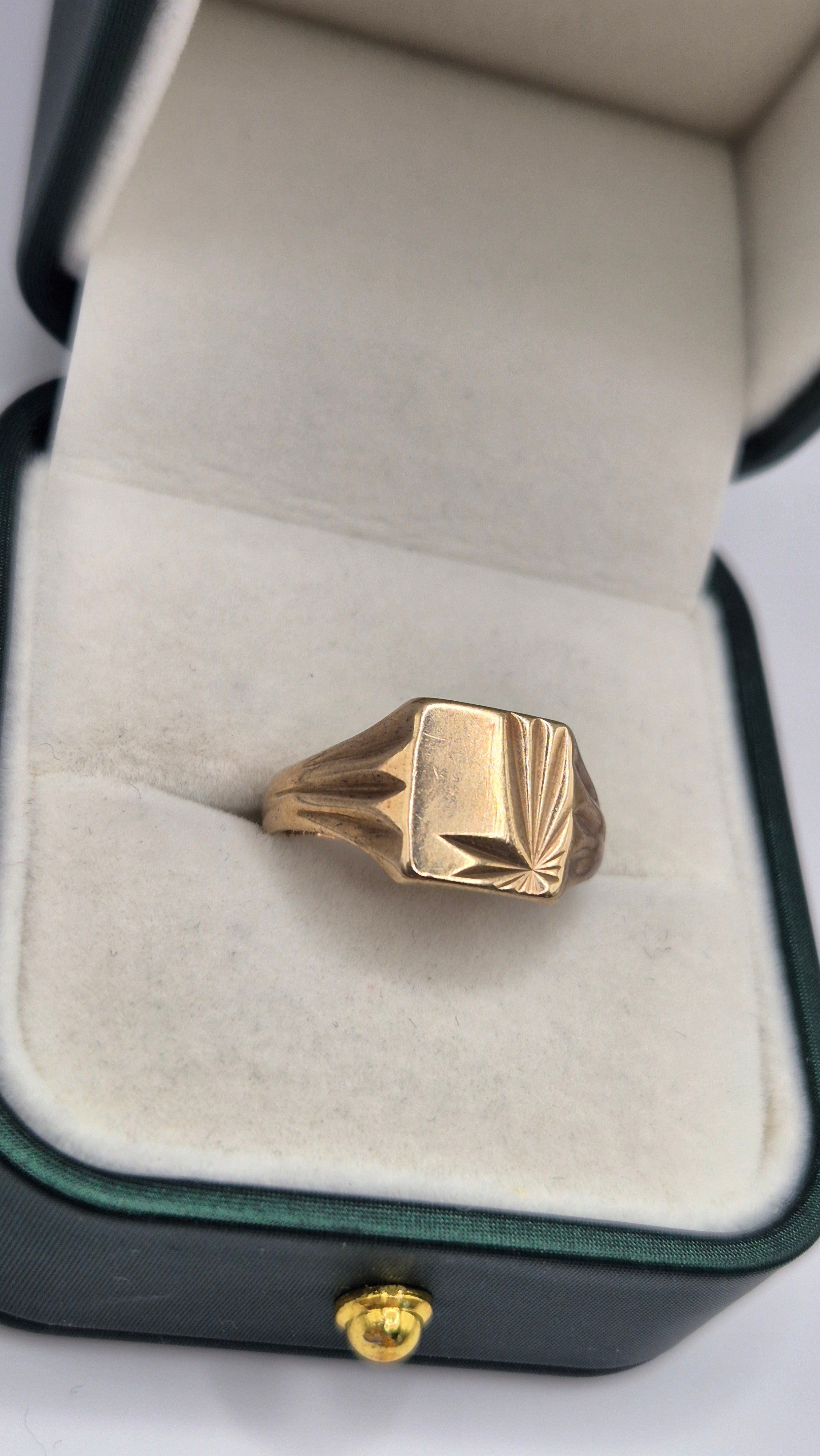 9ct gold heavy signet ring