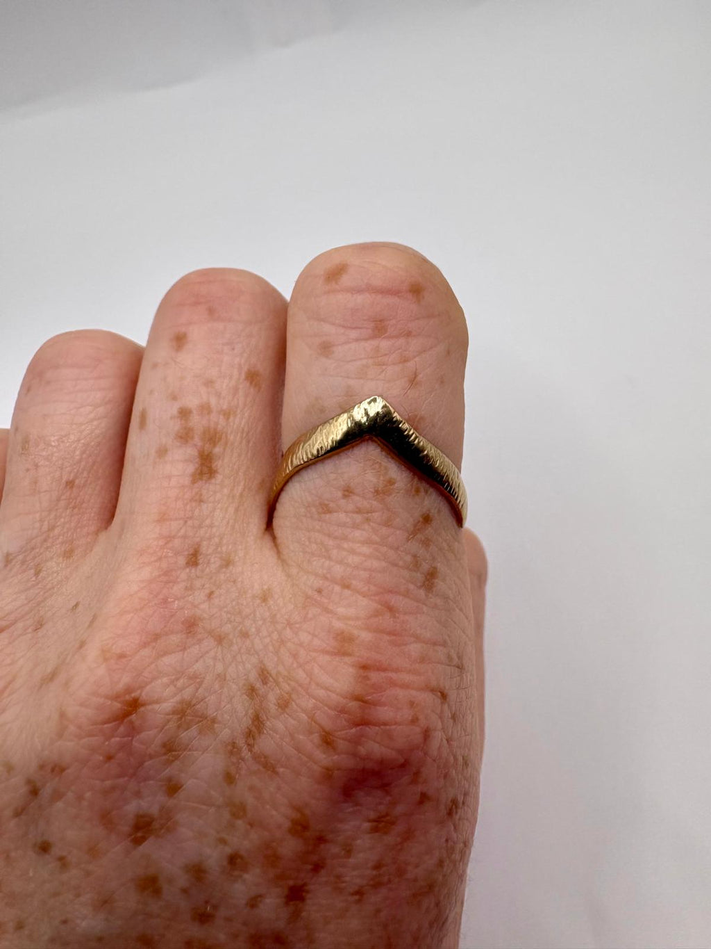 9ct gold patterned double wishbone ring