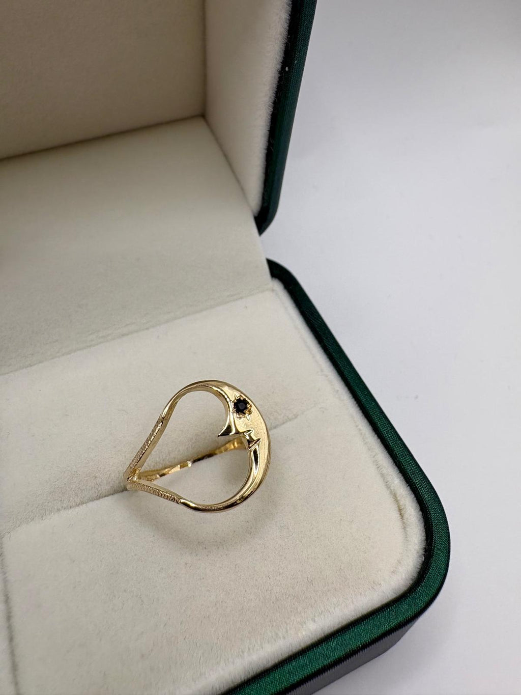 9ct gold sapphire moon ring (M)