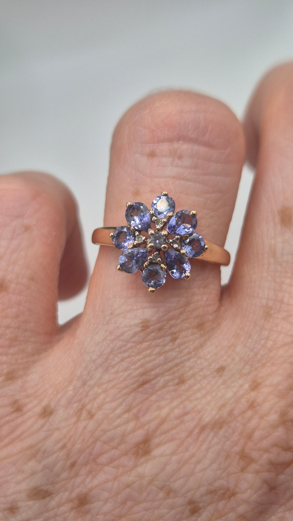 9ct gold tanzanite and diamond cluster ring