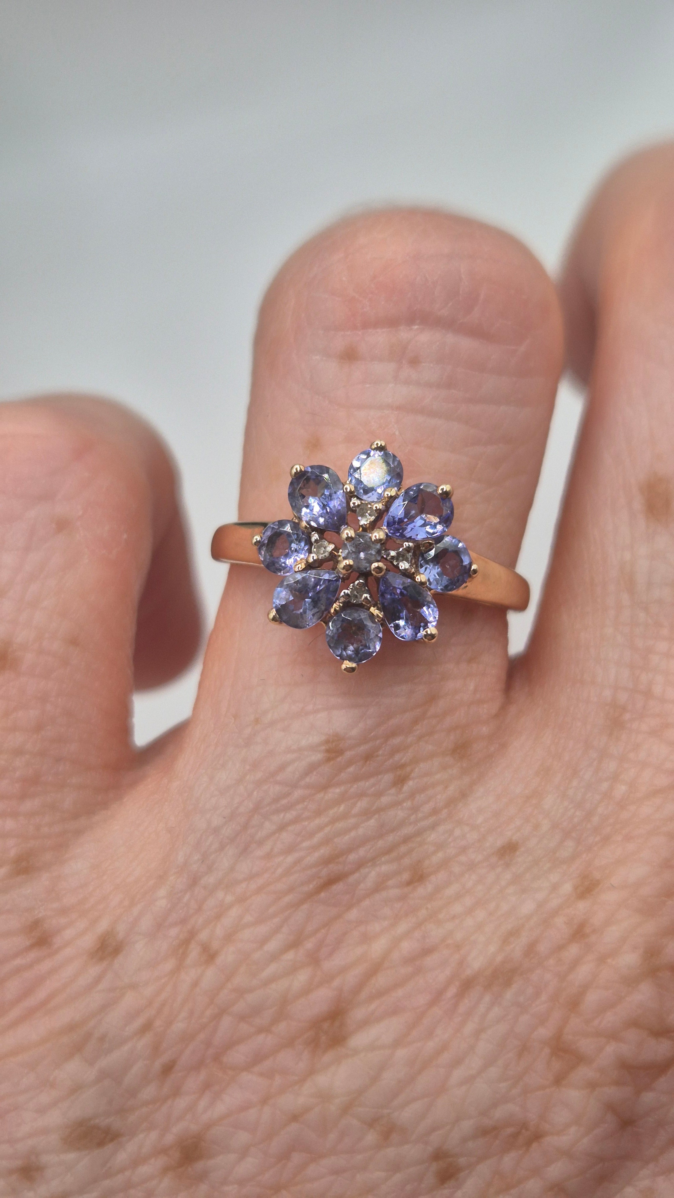 9ct gold tanzanite and diamond cluster ring